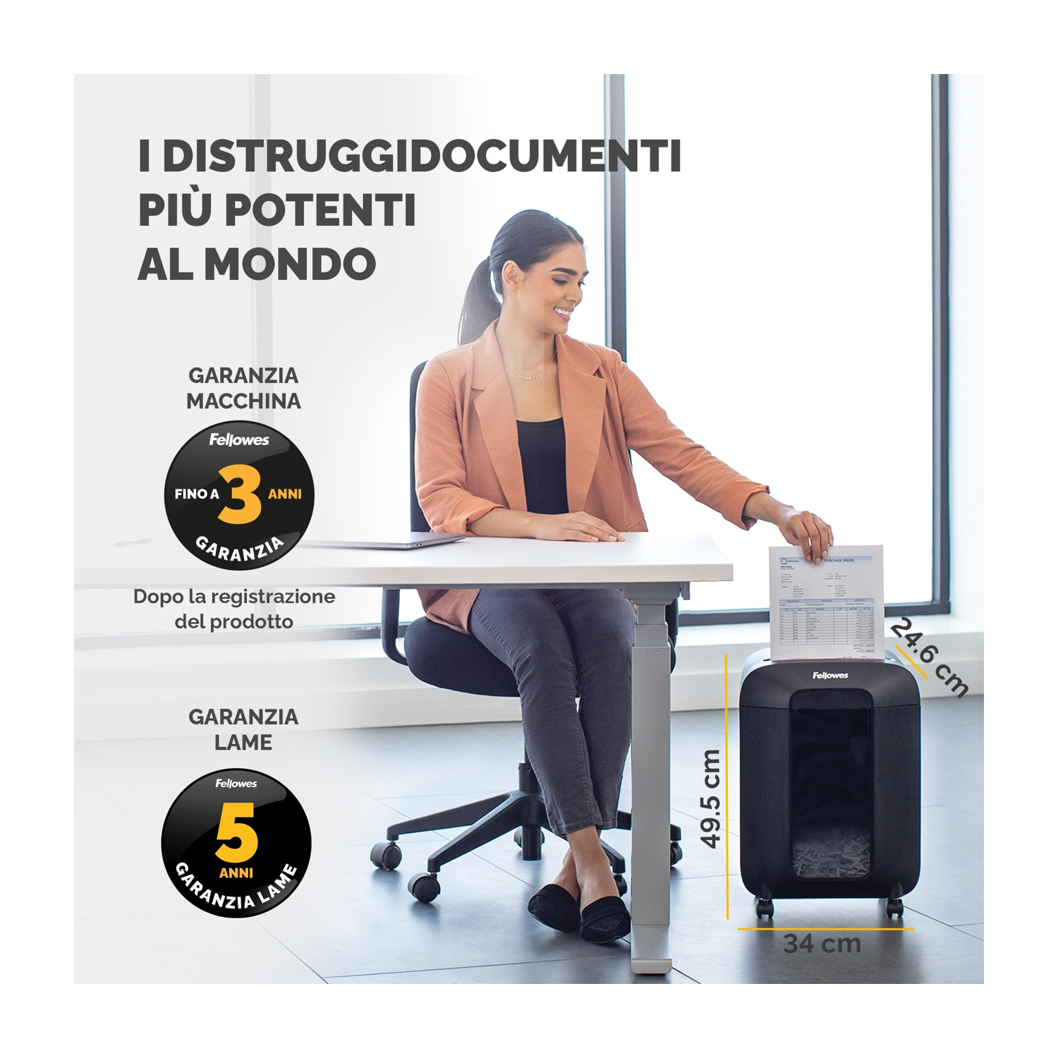 Donna che inserisce carta in un tritadocumenti. Le dimensioni sono mostrate.