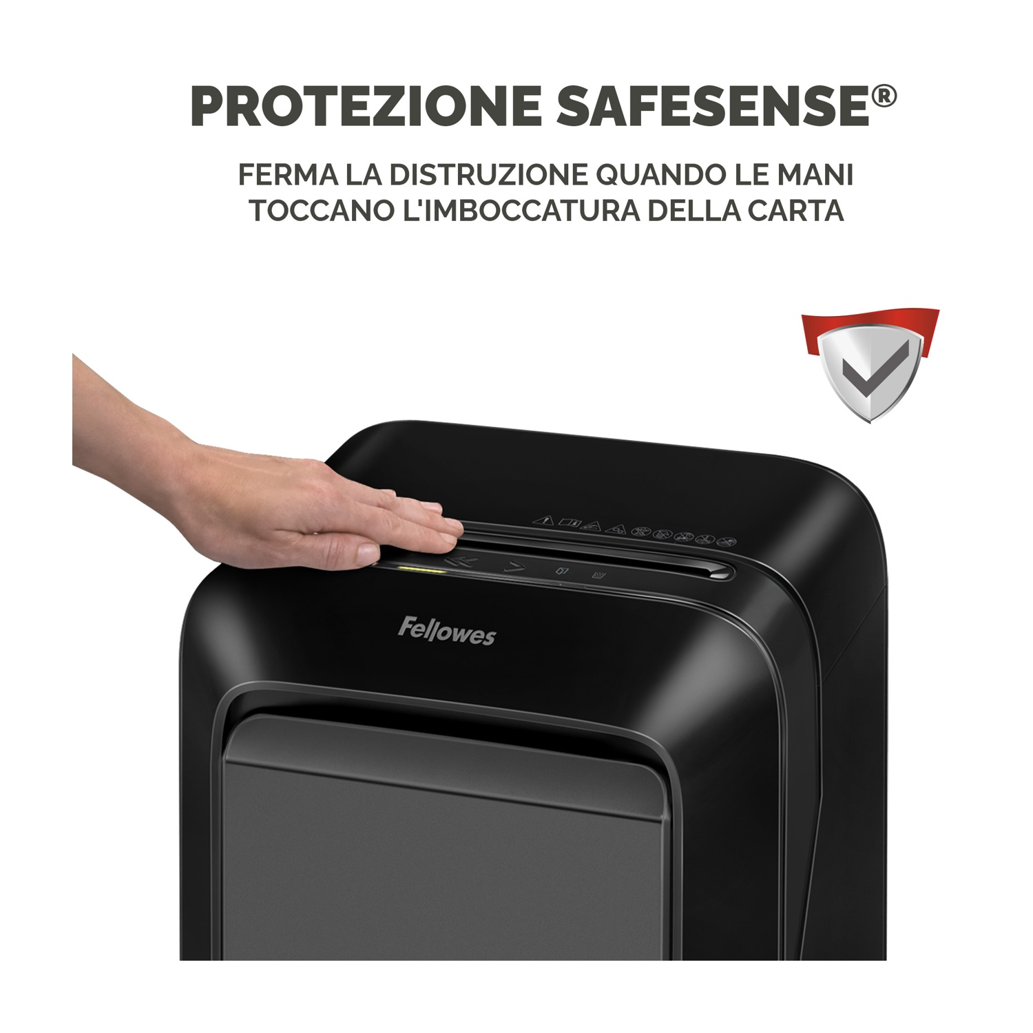 Mano di una persona vicino all'ingresso carta di un distruggidocumenti nero.