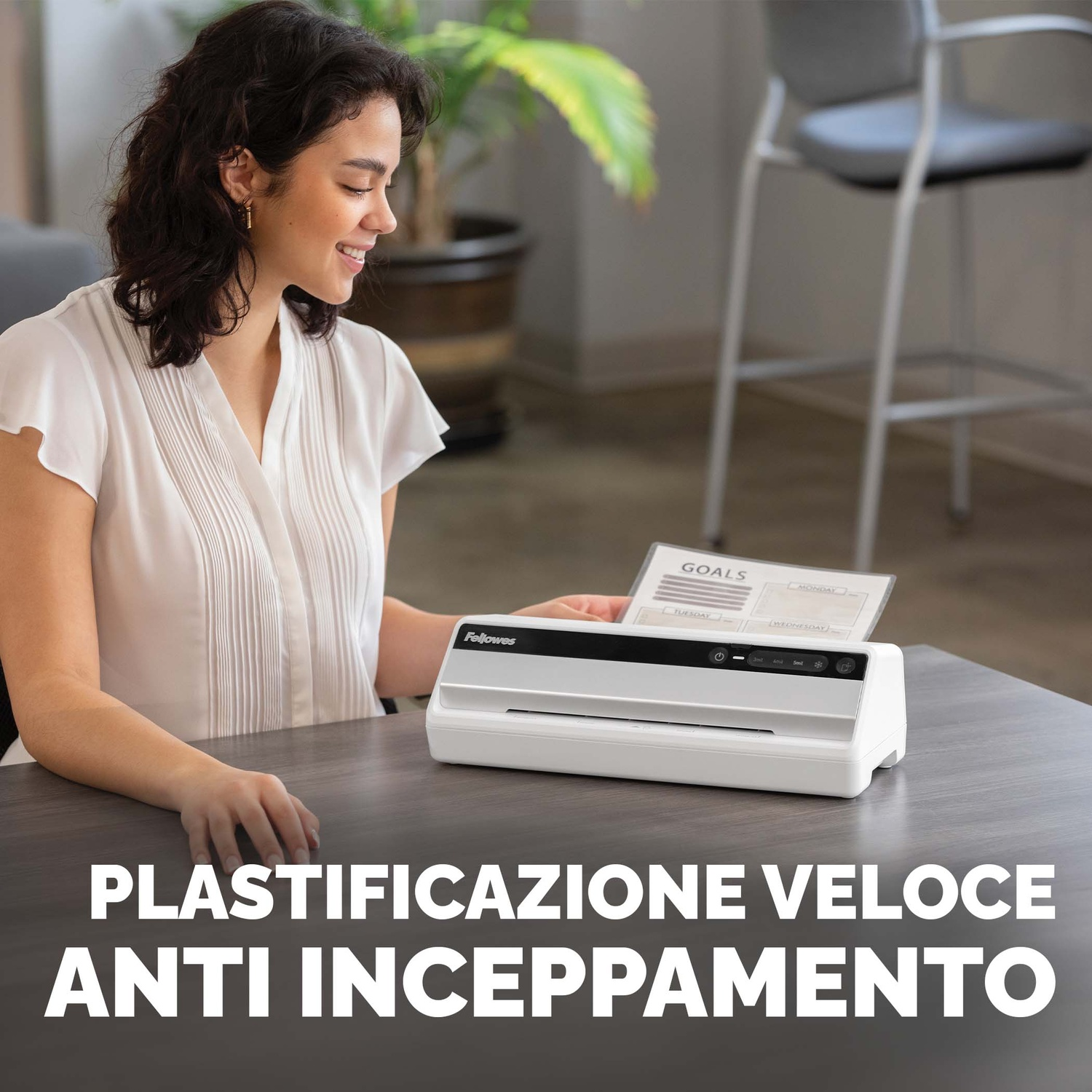 Donna che plastifica documenti con una plastificatrice Fellowes. Testo: 'PLASTIFICAZIONE VELOCE ANTI-INCEPPAMENTO'.