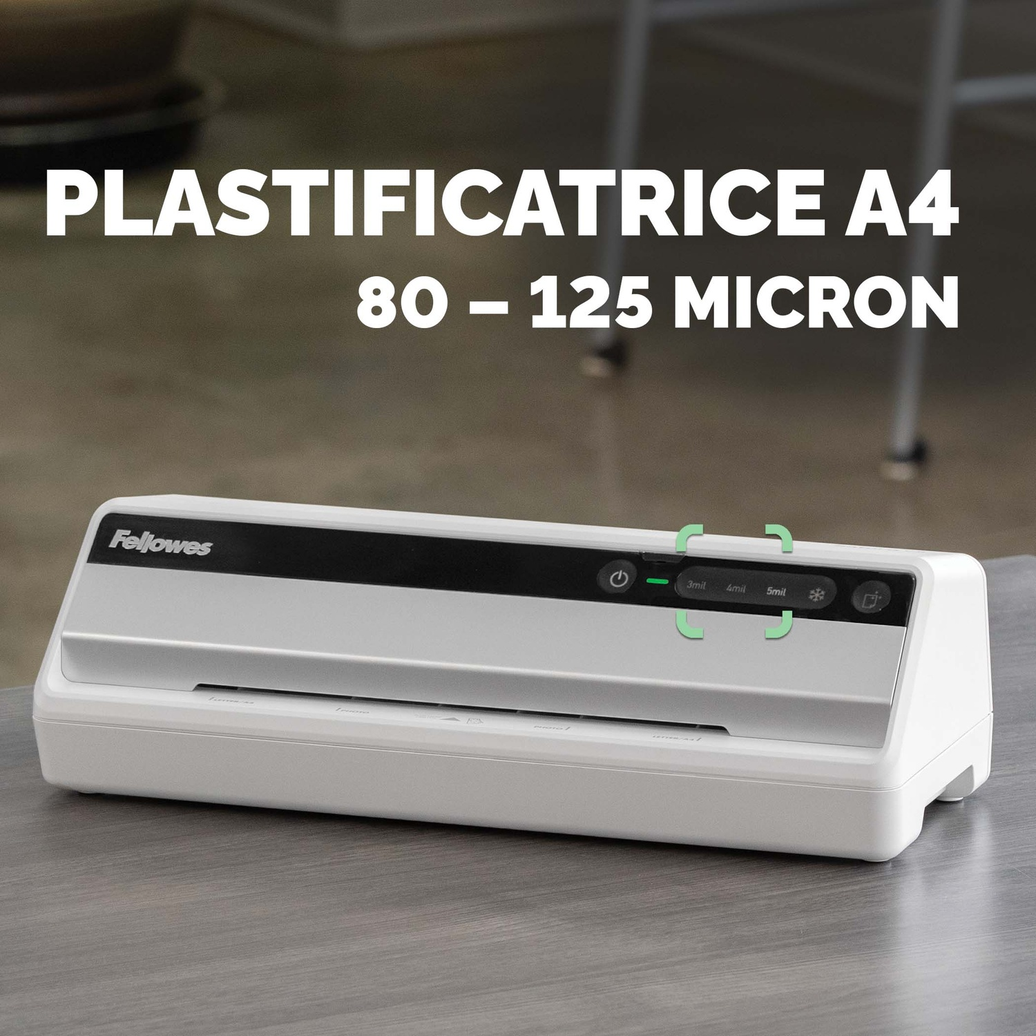 Plastificatrice Fellowes A4 bianca su superficie grigia. Comandi etichettati '3mil', '4mil' e '5mil'.