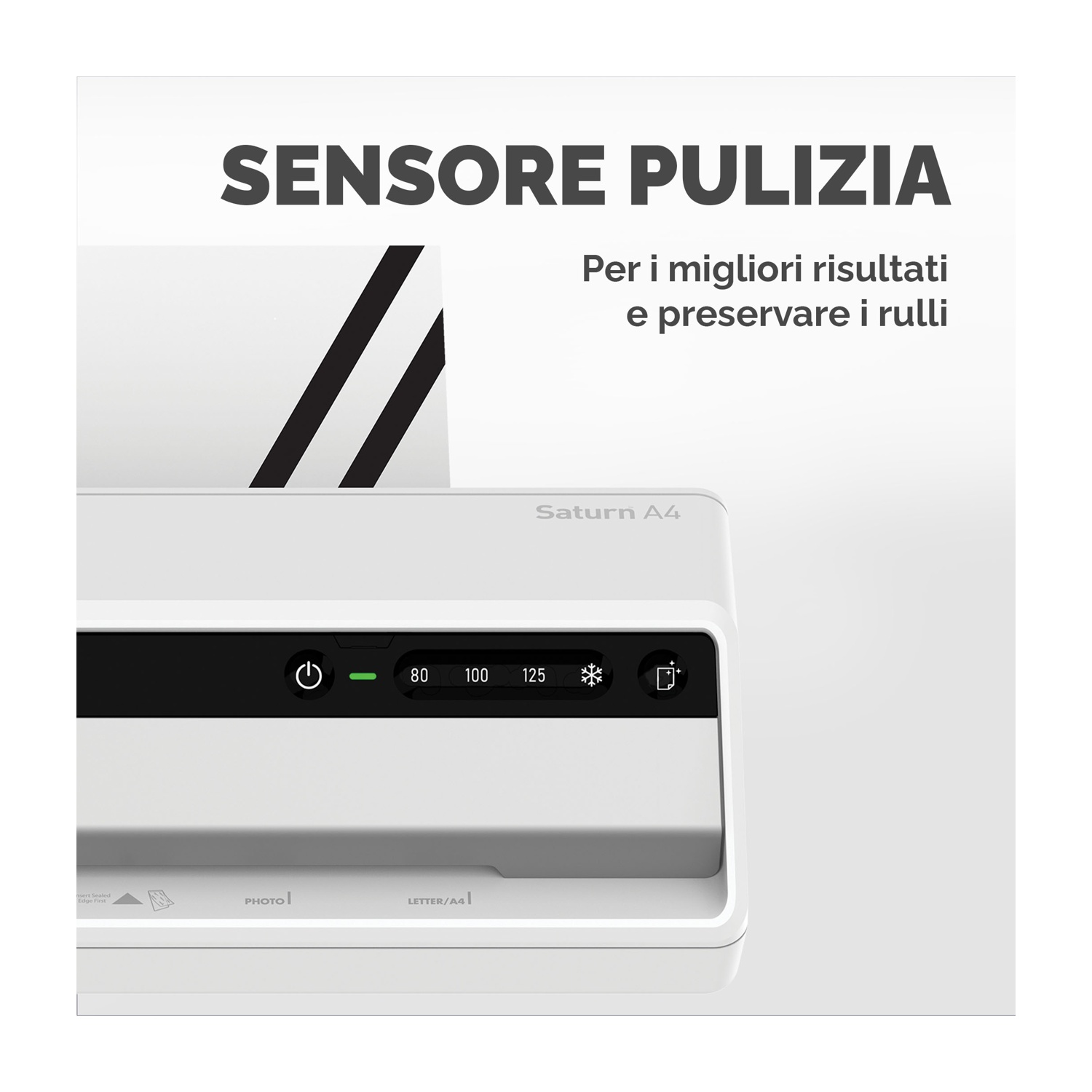Distruggidocumenti bianco con dettagli neri e pannello di controllo, e un foglio di carta che viene inserito nella macchina.