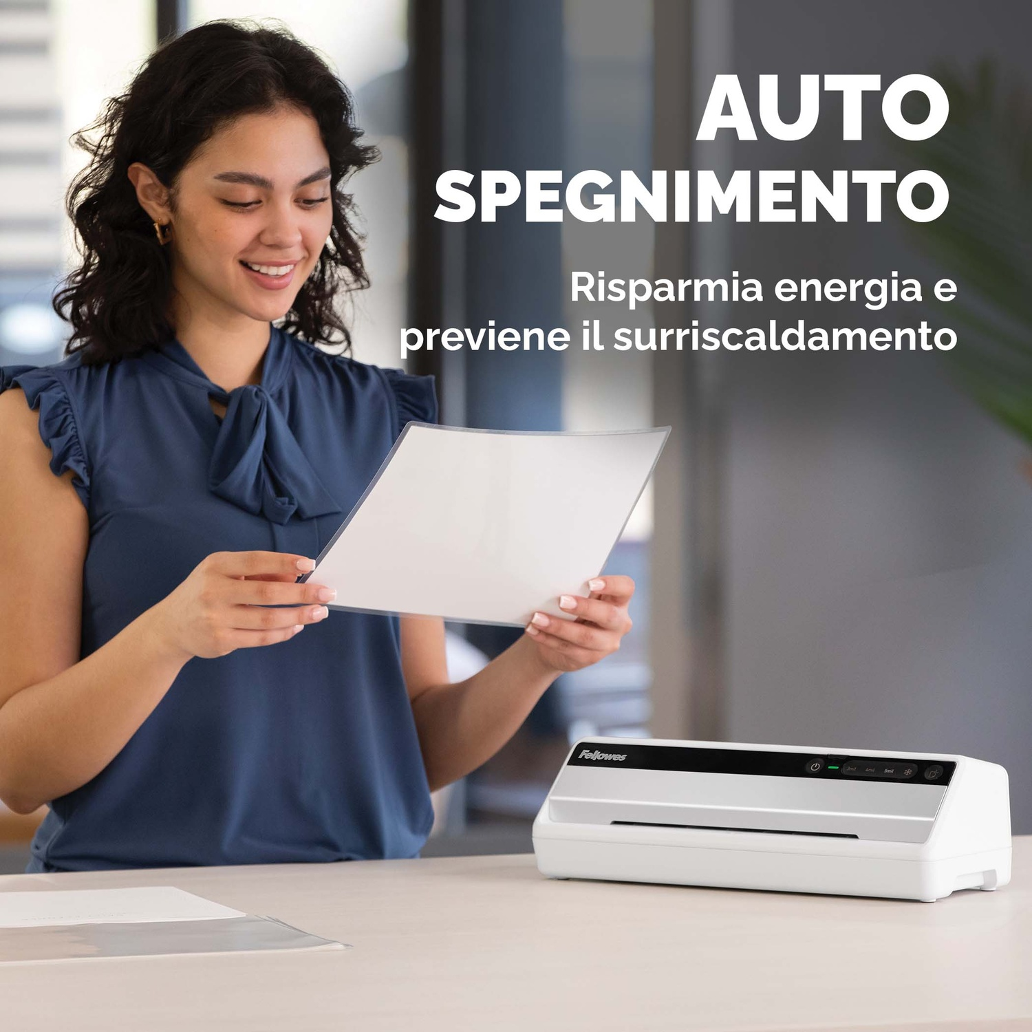 Donna che lamina carta. Testo: Auto spegnimento - Risparmia energia e previene il surriscaldamento.