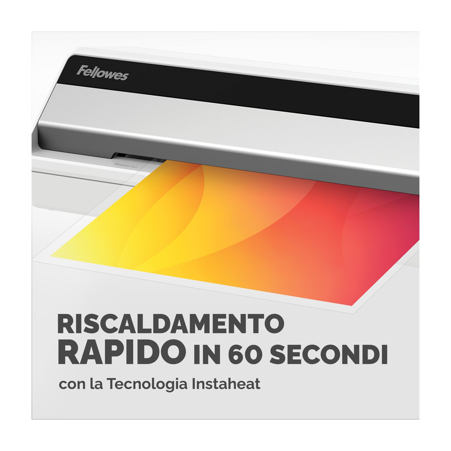 Una plastificatrice con un foglio all'interno che mostra una sfumatura arancione e rossa, sfondo bianco.