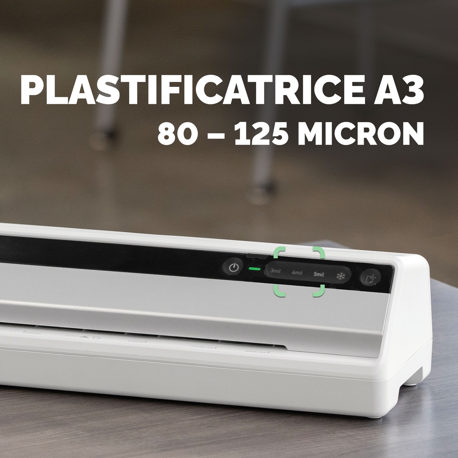 Una plastificatrice A3 bianca con testo che indica le dimensioni e le impostazioni dei micron.