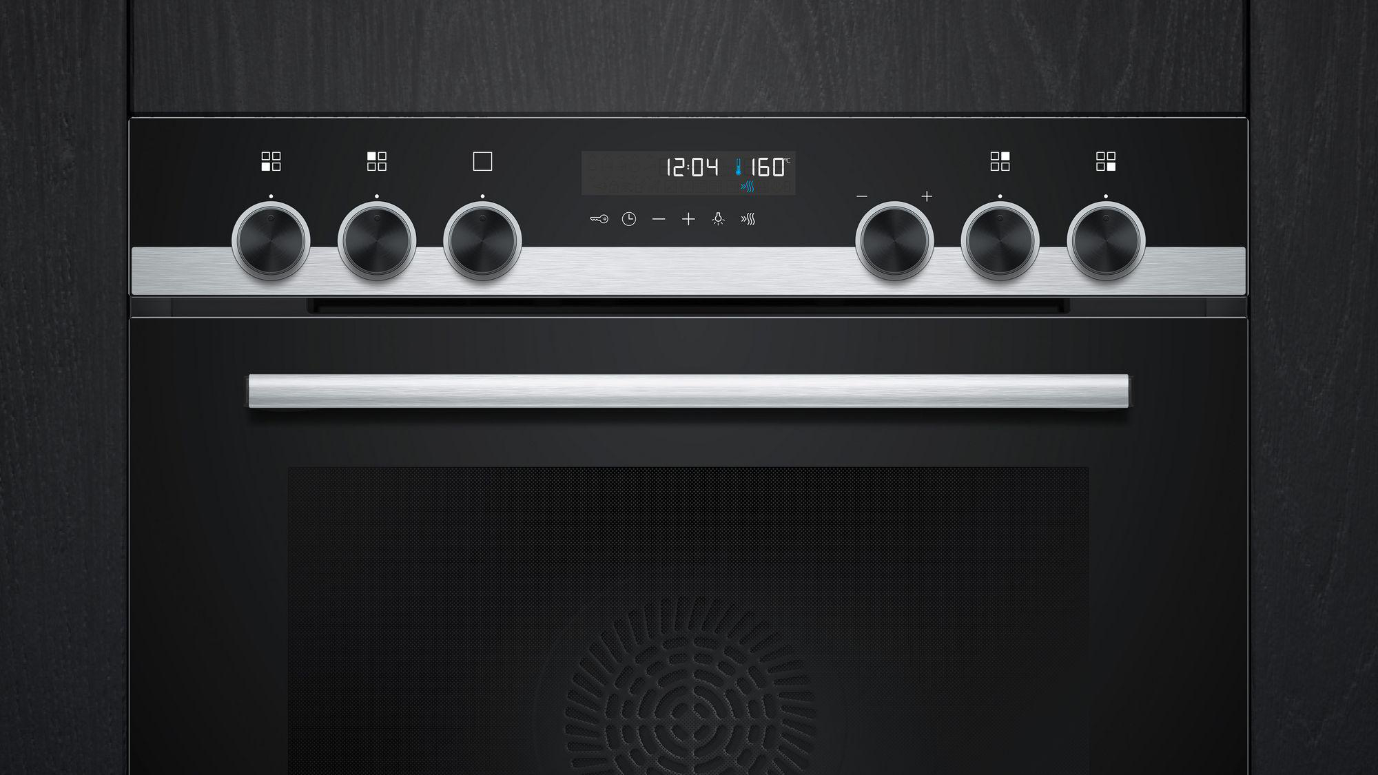 Schwarzes Backofen-Bedienfeld mit Knöpfen und Digitalanzeige, auf dunklem Hintergrund.