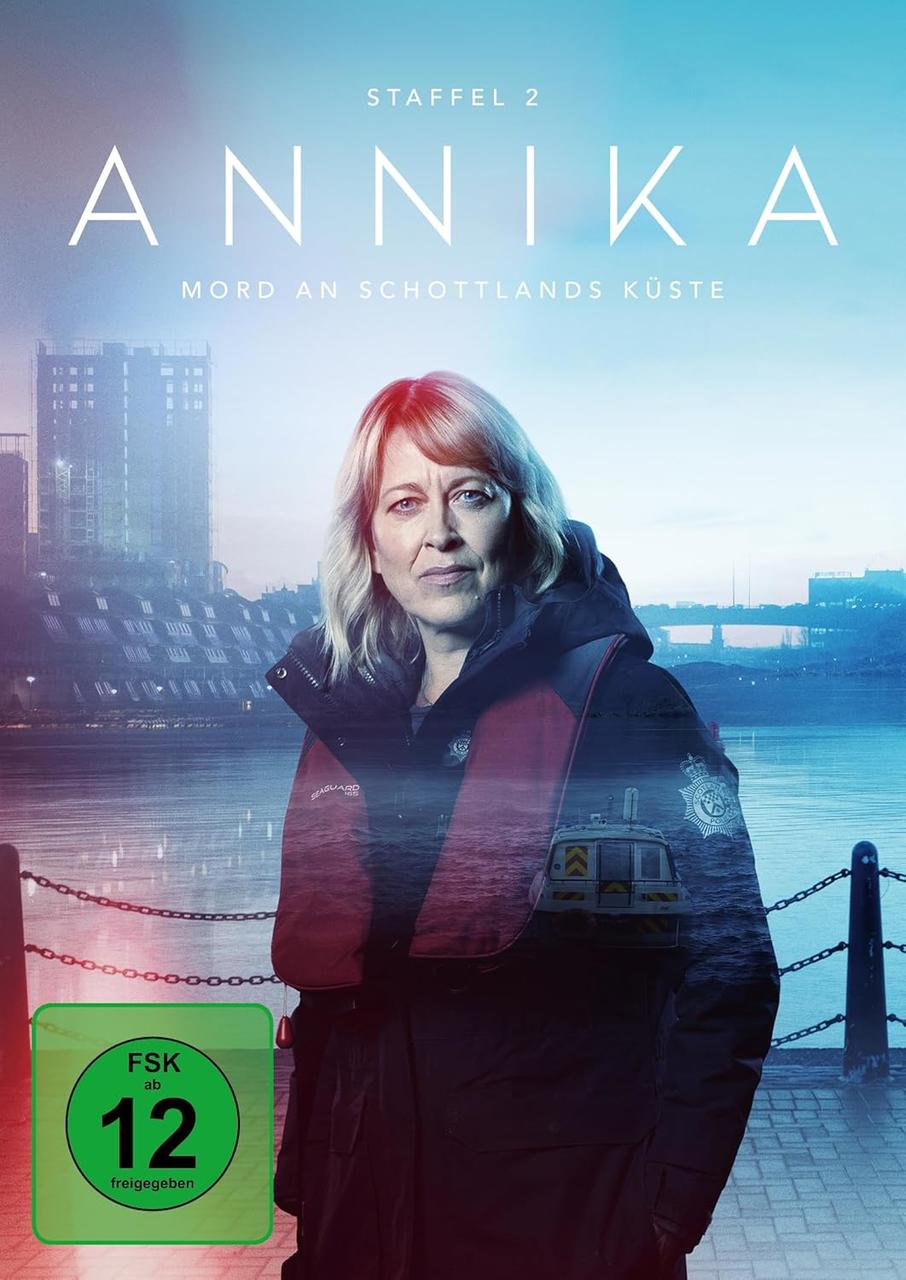 Ein Filmcover mit einer Frau in einer Jacke und einem Boot im Hintergrund.