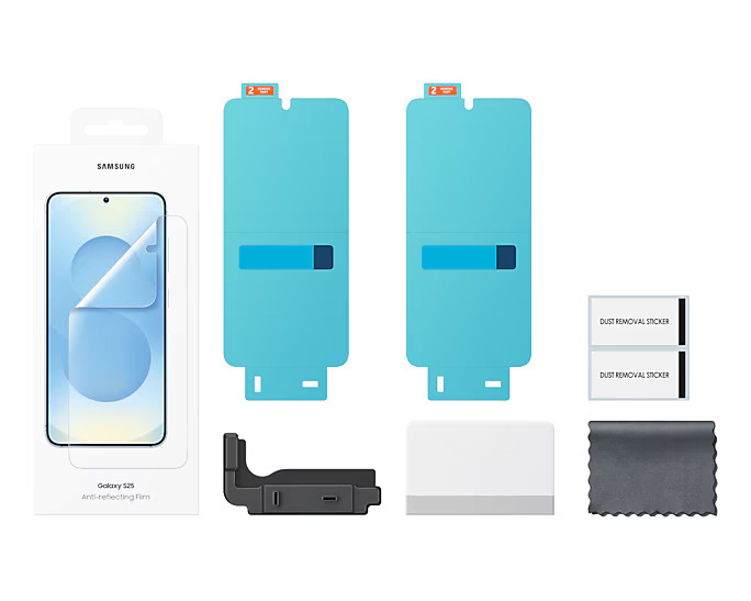 Zestaw ochronny ekranu telefonu Samsung z akcesoriami. Białe tło.