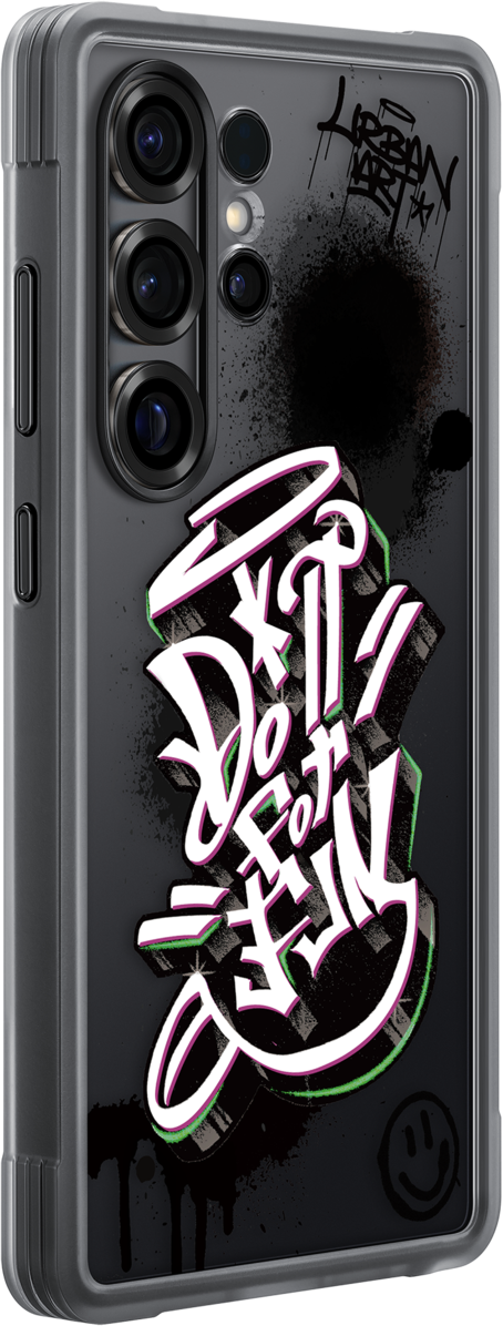 Un telefono con design graffiti sul retro, con una configurazione a tripla fotocamera.