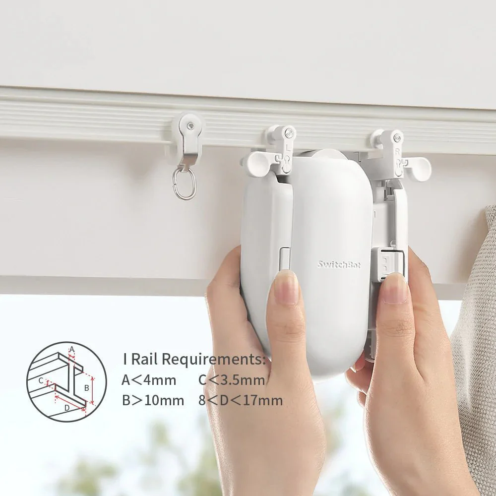 Mains tenant un robot de rideau SwitchBot blanc. Texte et diagramme pour les exigences du rail I.