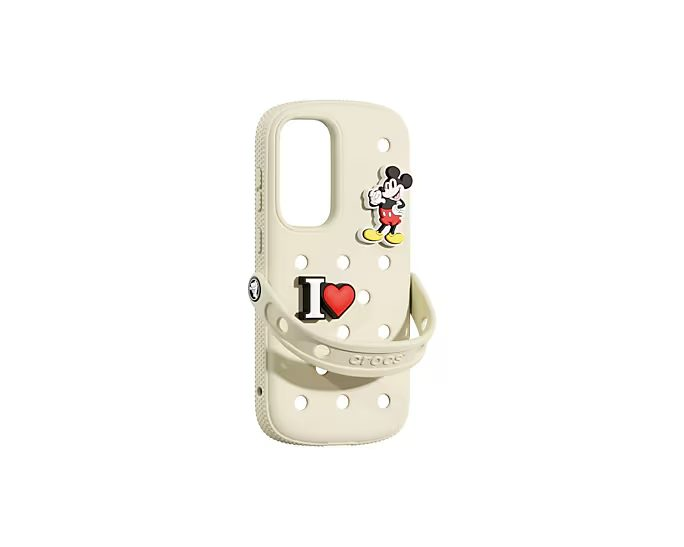 Funda de teléfono crema con diseño de Mickey Mouse, logo I love heart y correa Crocs.