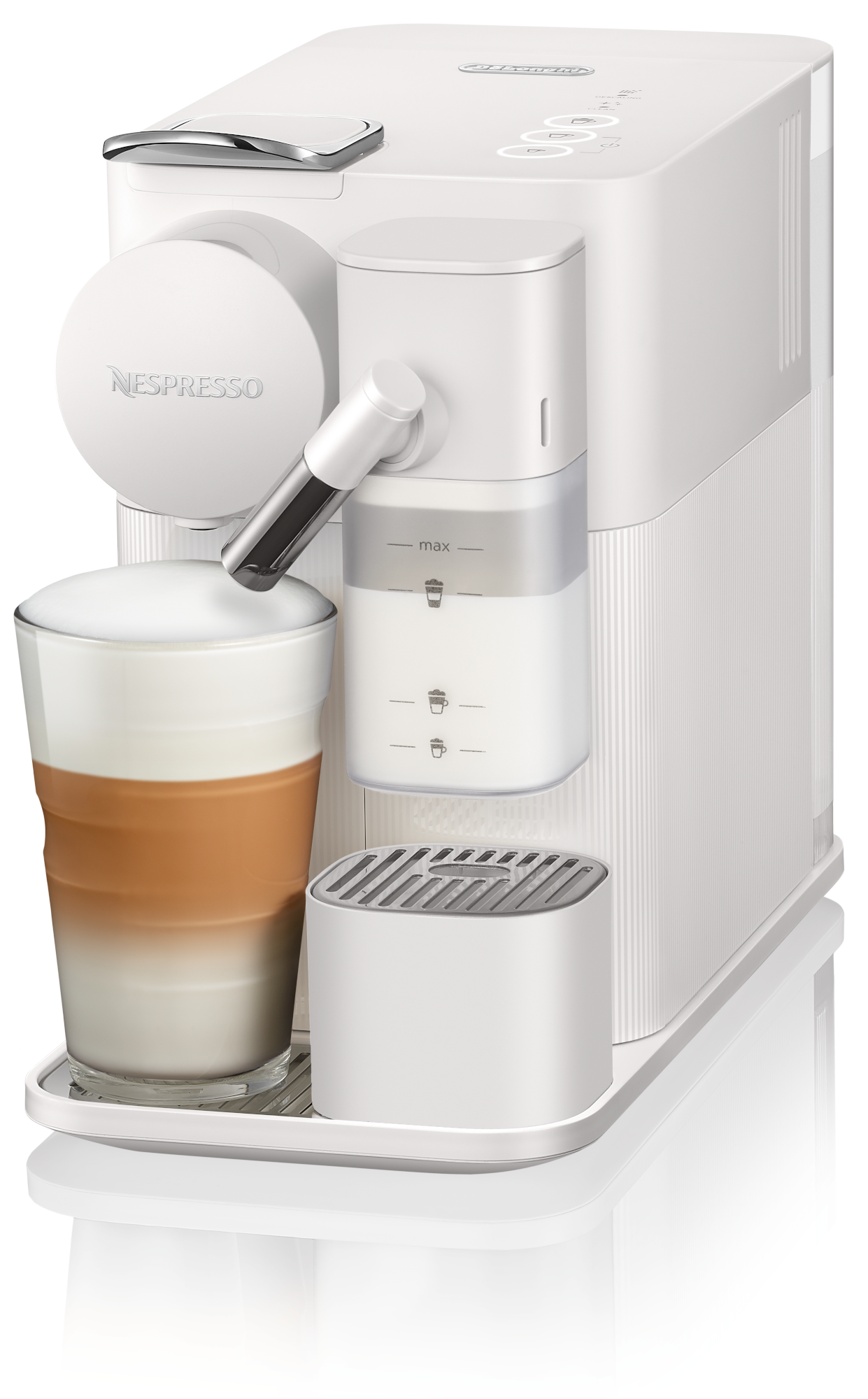 Fehér Nespresso kávéfőző egy pohár latte-val. Egy tejhabosító látható.