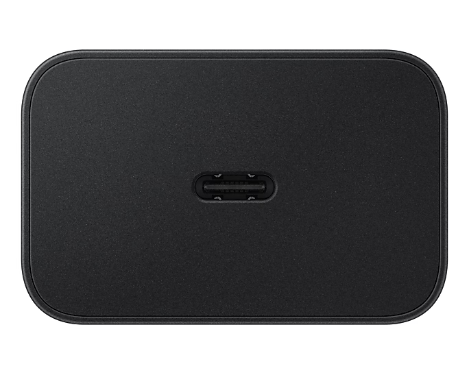 Cargador Samsung negro con puerto USB-C, forma rectangular, sobre fondo blanco.