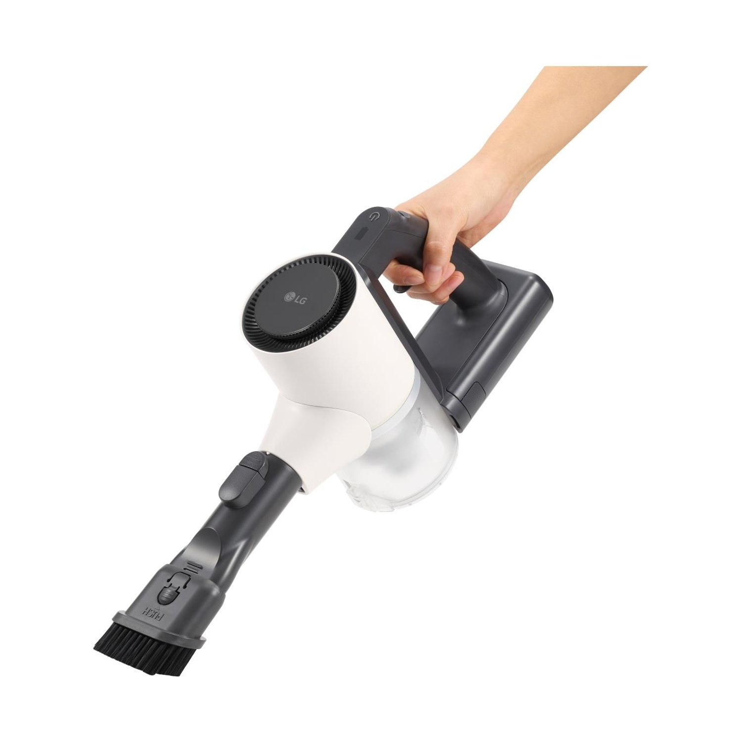 Mano che tiene un aspirapolvere LG bianco e grigio, ripresa angolata.