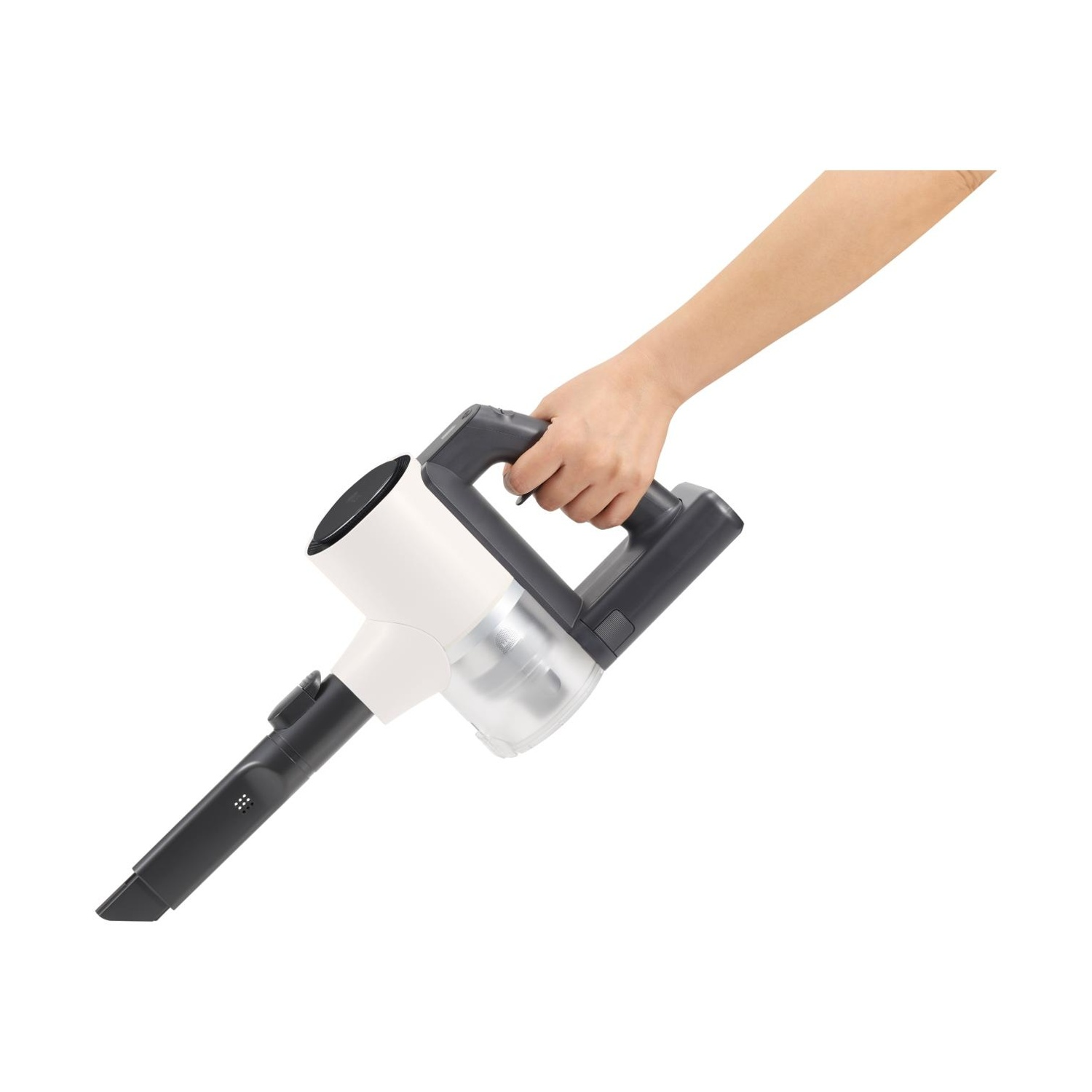 Una mano che tiene un aspirapolvere senza fili bianco e grigio, inclinato verso l'alto.