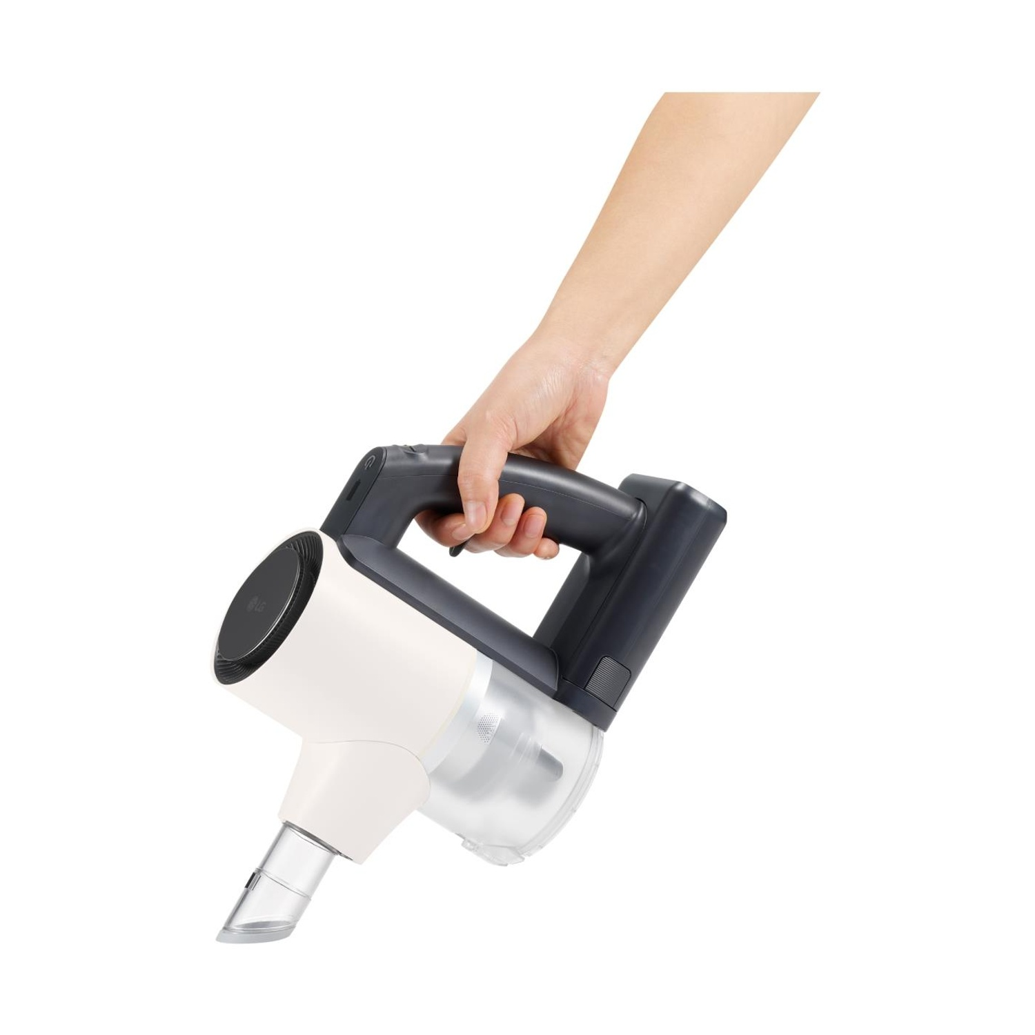 Mano che tiene un aspirapolvere senza fili bianco e nero su sfondo bianco.