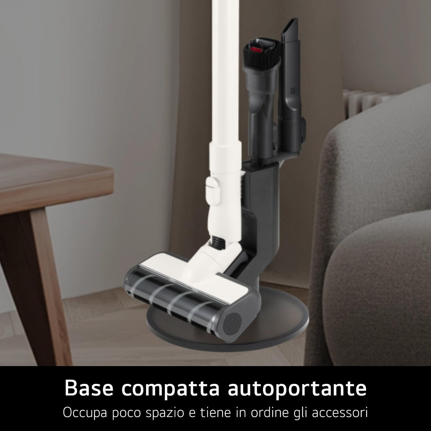 Un aspirapolvere bianco e nero con accessori, su sfondo marrone chiaro.