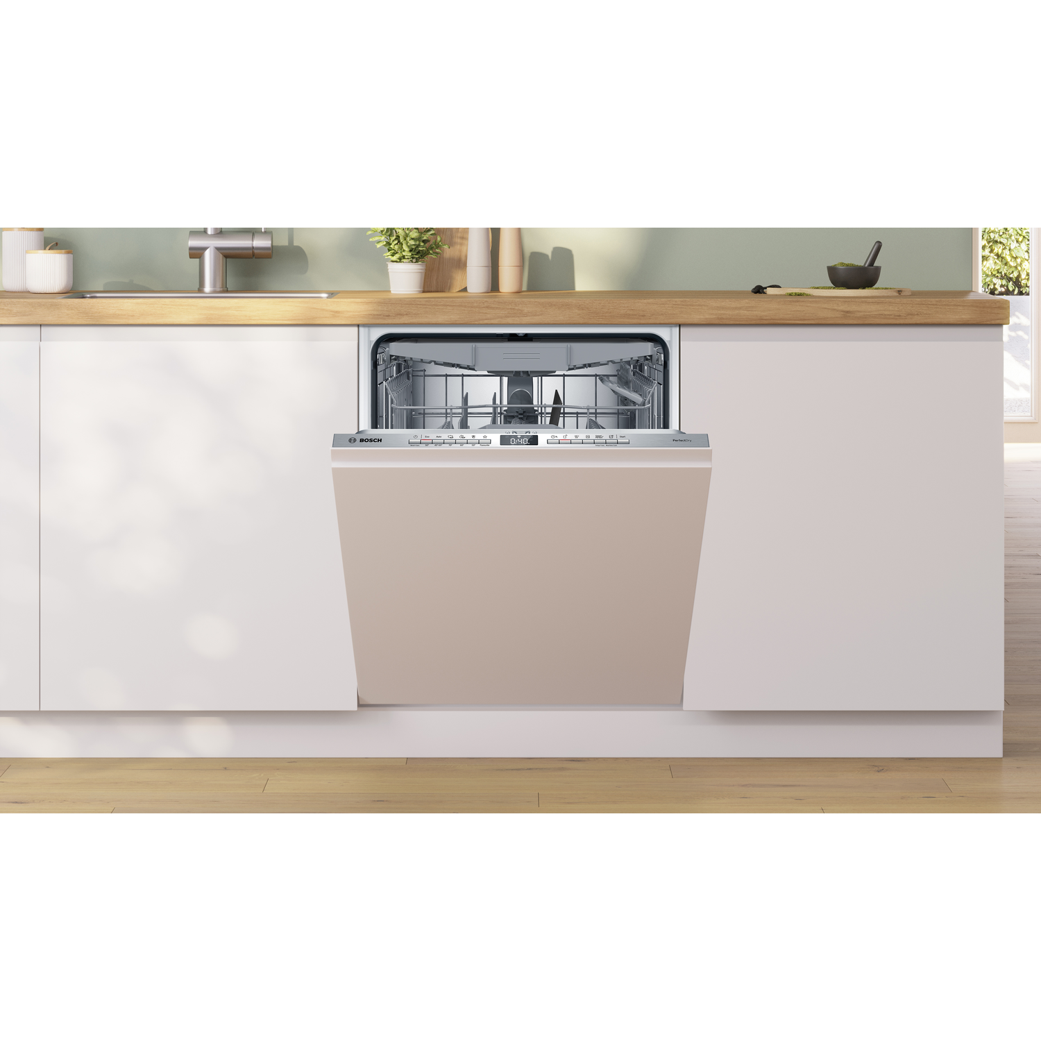 Een ingebouwde vaatwasser in een moderne keuken. De deur is beige, de kasten zijn wit.