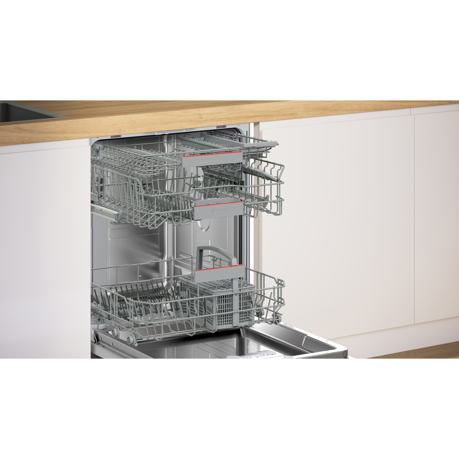 Een open vaatwasser met twee rekken. De machine staat in een witte keuken.
