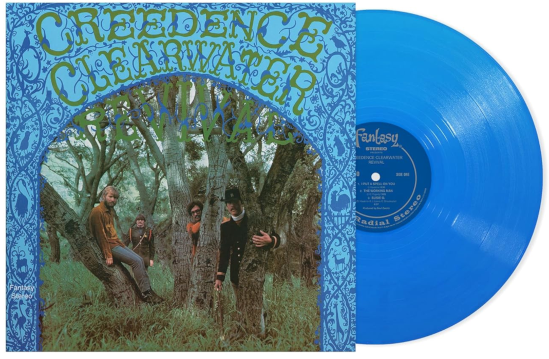Creedence Clearwater Revival album borítója zenekari tagokkal és kék bakelit lemezzel.