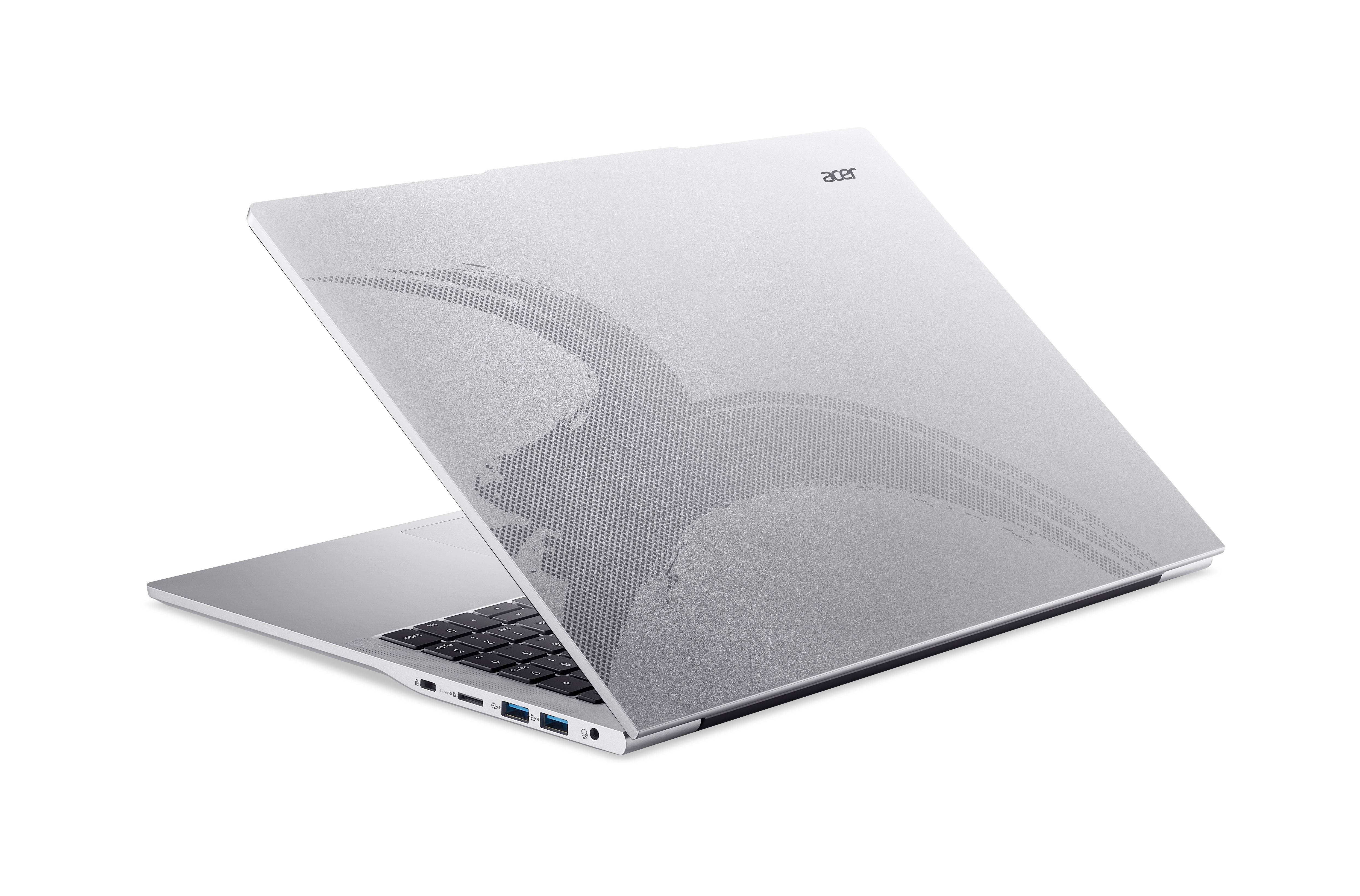 Silberner Laptop mit Logo. Der Laptop ist geöffnet und zeigt Tastatur und Bildschirm.