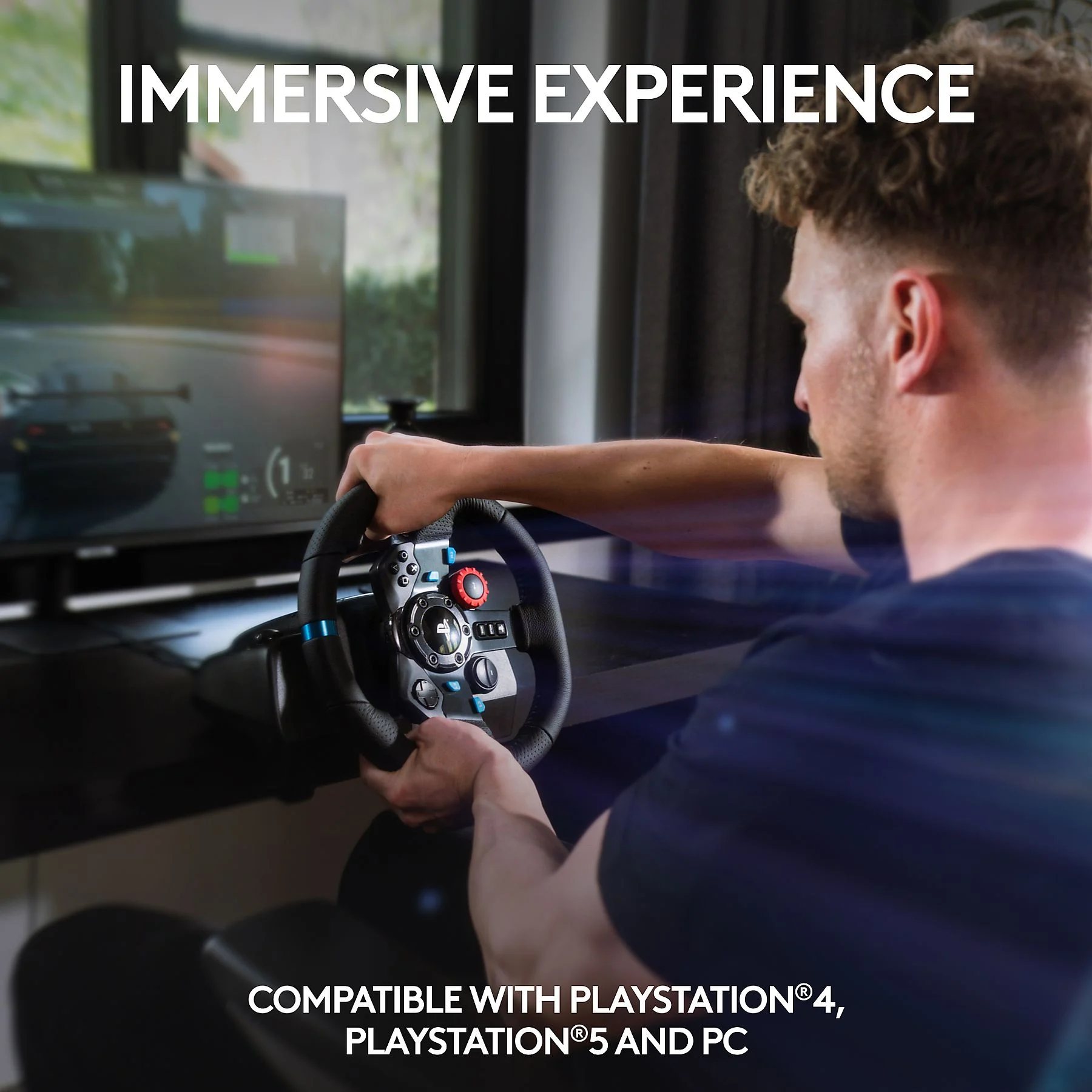 Homme tenant un volant, texte 'IMMERSIVE EXPERIENCE' et 'COMPATIBLE'.