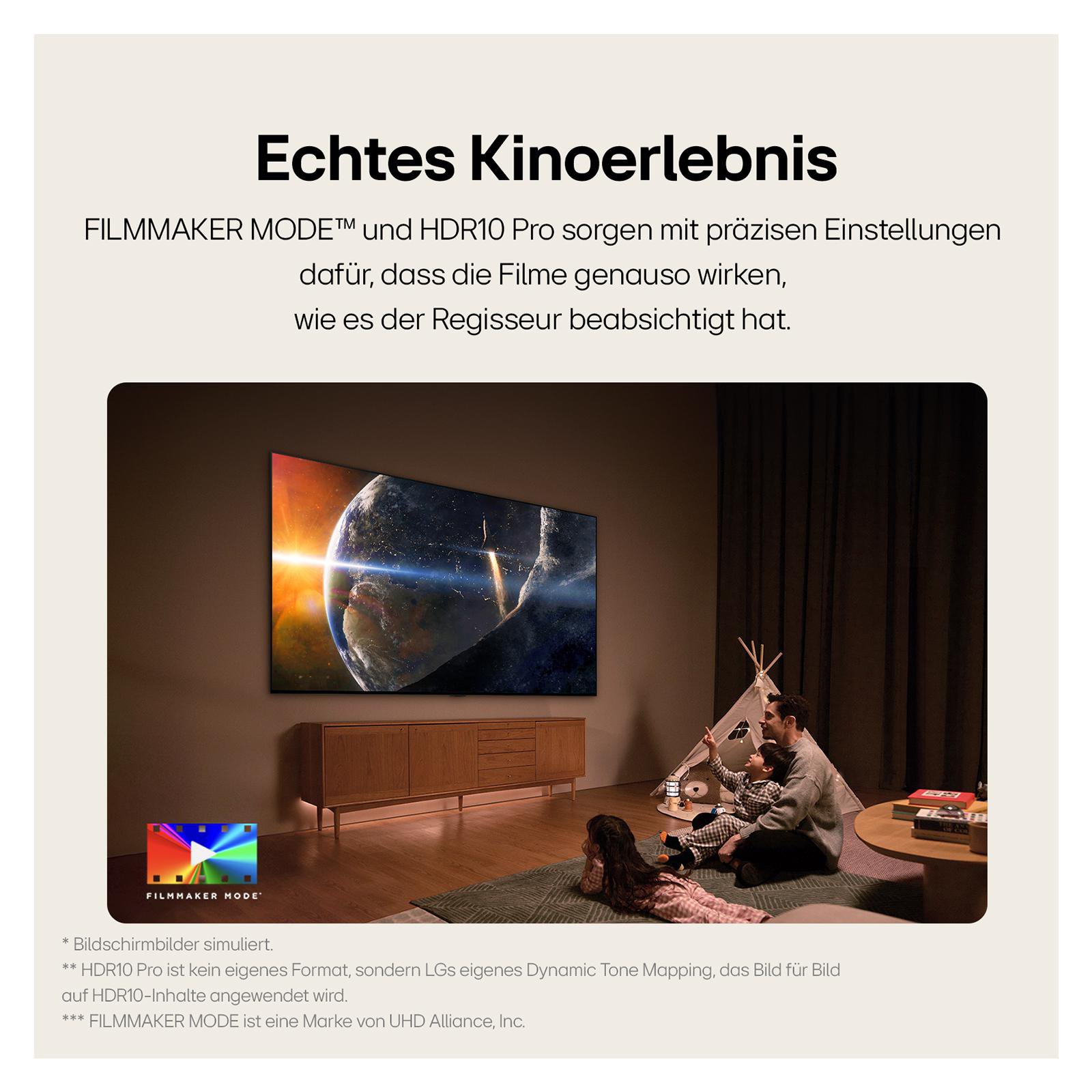 Wohnzimmer mit TV, Weltraum Szene. Familie schaut. Text über FILMMAKER MODE und HDR10.
