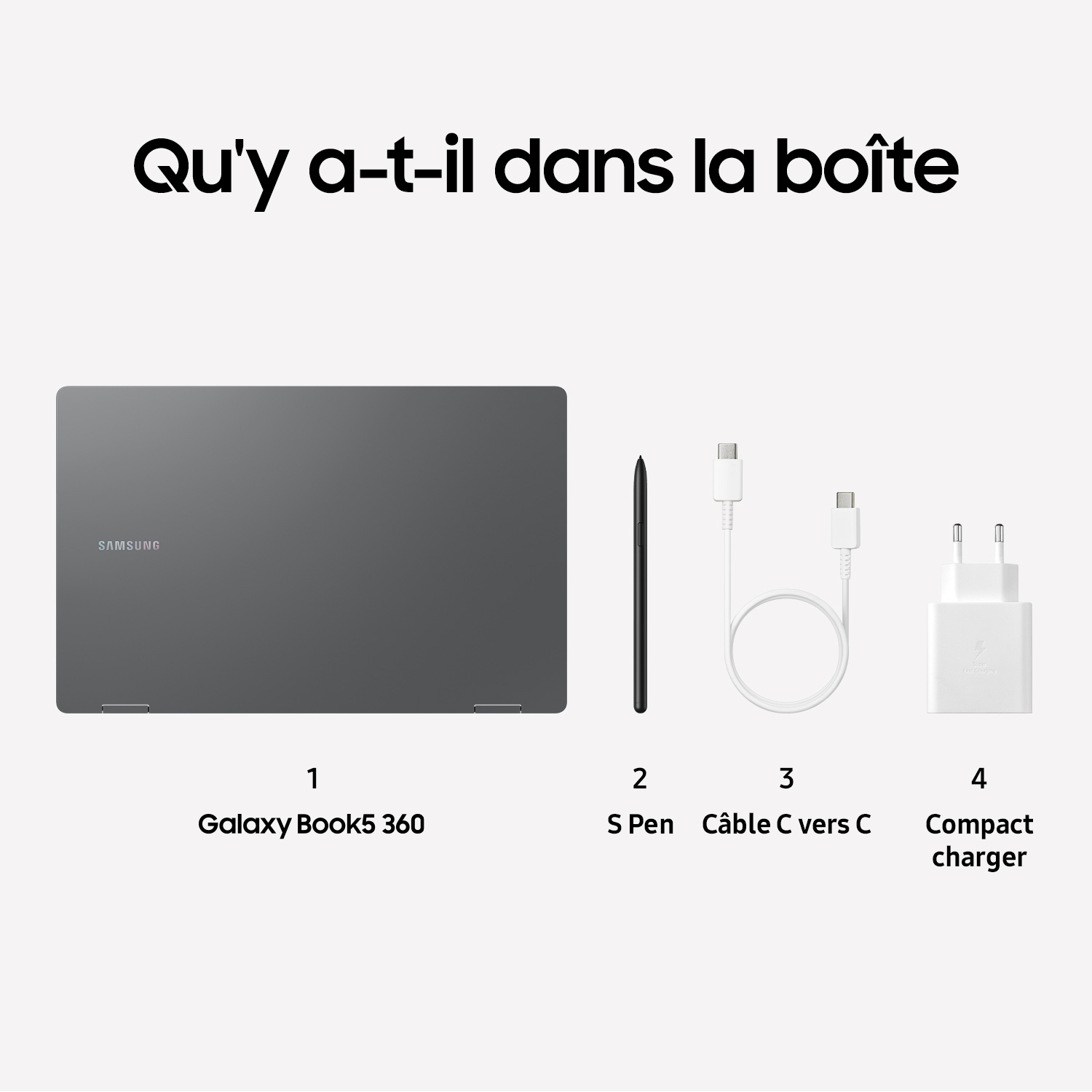 Ordinateur portable, stylo, chargeur et câble sur fond blanc.