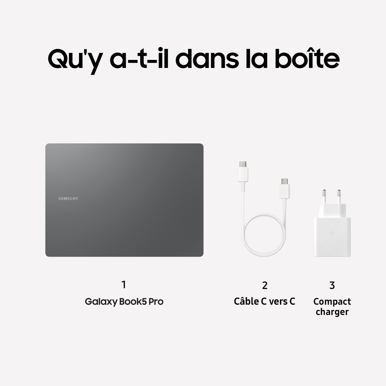 Un ordinateur portable, un câble et un chargeur. L'ordinateur portable est gris. Le câble est blanc.