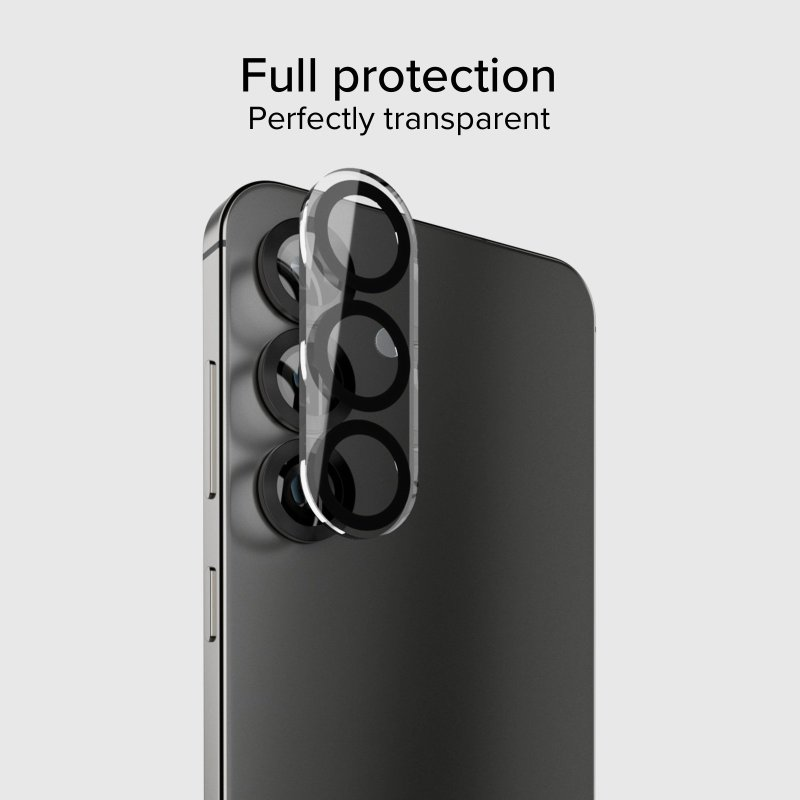Schwarzes Telefon mit einem klaren Linsenschutz über dem Kameramodul, vor grauem Hintergrund.