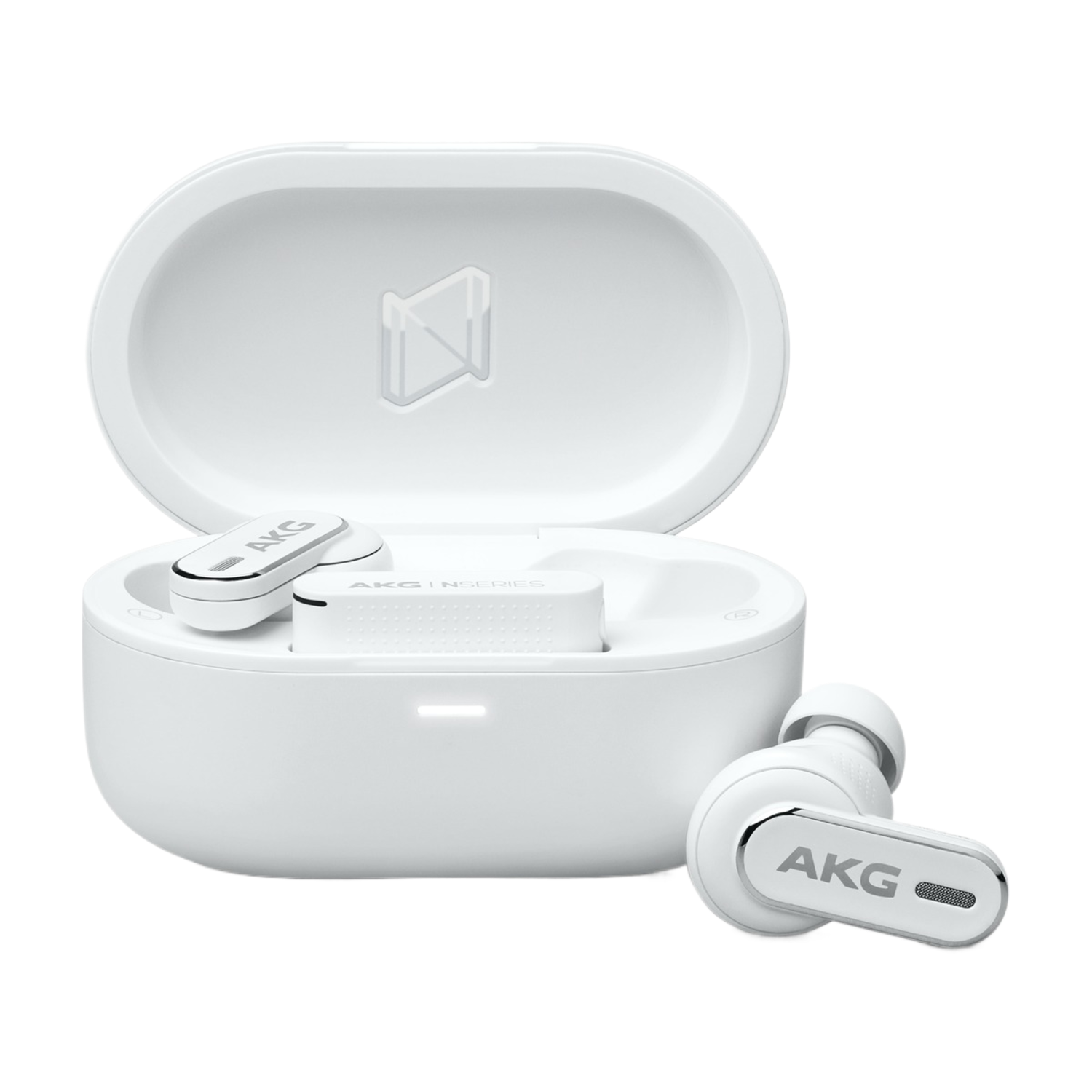 Écouteurs AKG blancs et étui de chargement. Un écouteur est hors de l'étui.