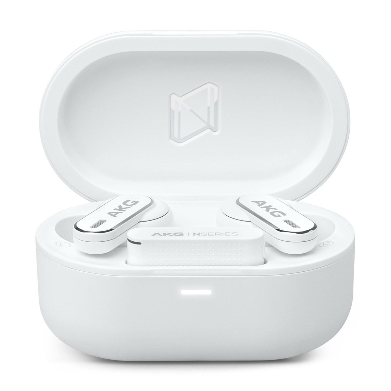 Écouteurs blancs dans un étui de chargement blanc, avec le logo AKG visible.