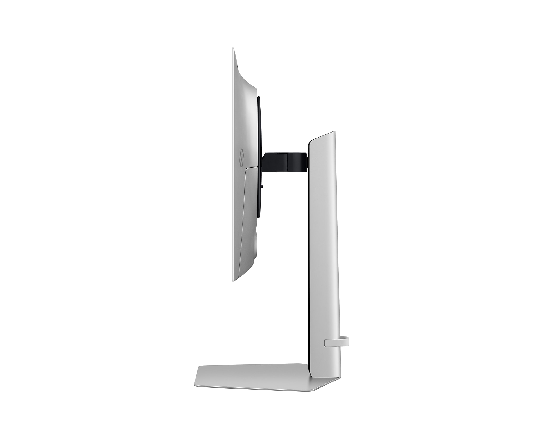 Silberne Sony Kamera mit schwarzem Griff, Vorderansicht, Objektiv offen.