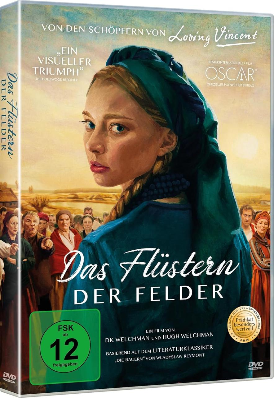 DVD-Hülle des Films, Das Flüstern der Felder. Eine Frau in Blau und eine Menschenmenge im Hintergrund.