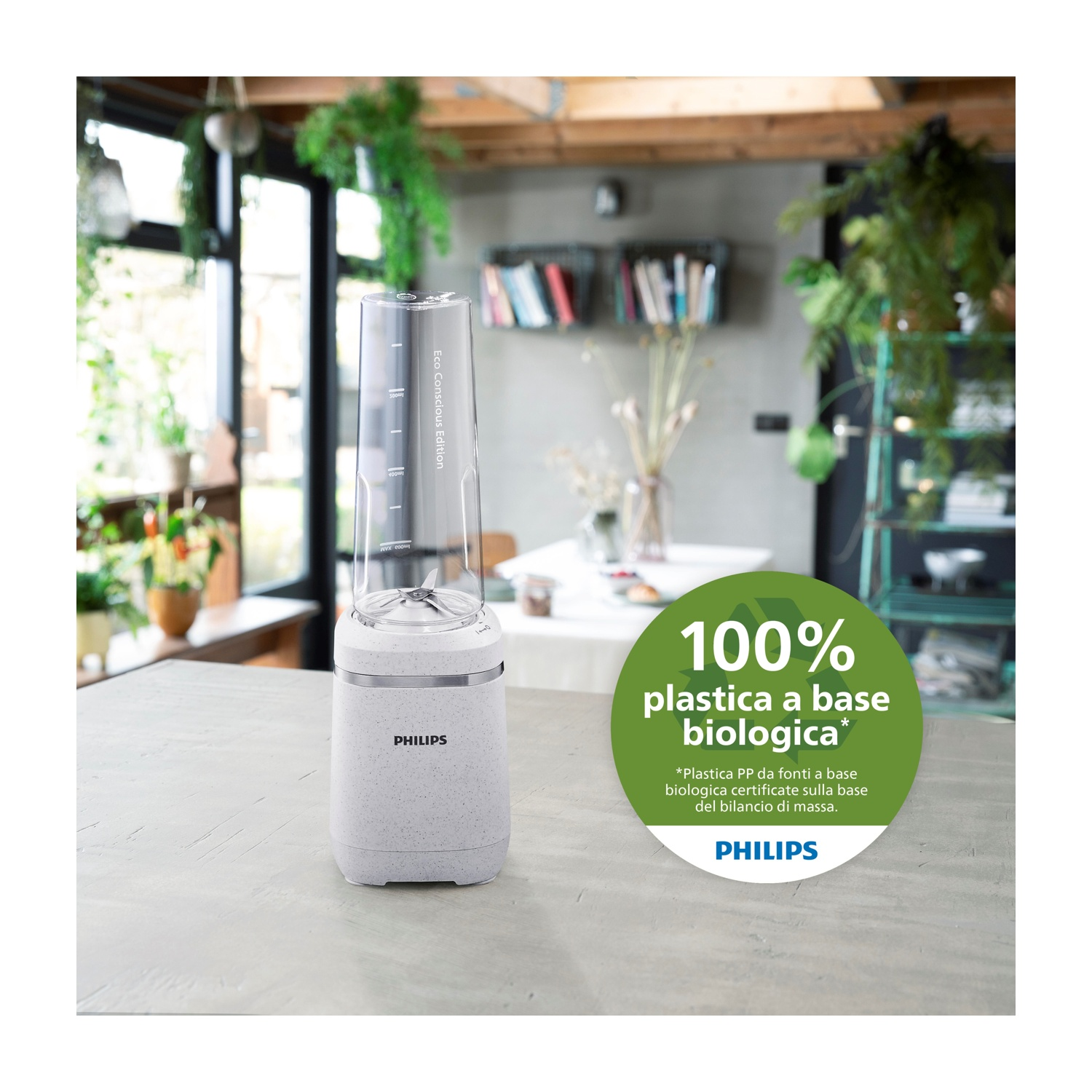 Un frullatore Philips bianco e grigio su un tavolo con un cerchio verde che dice 100% plastica a base biologica.