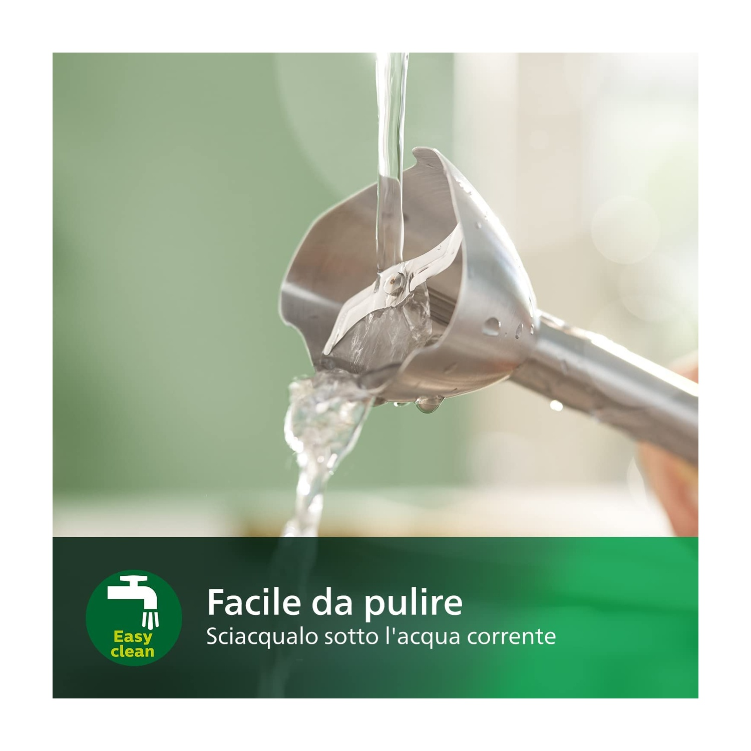 Frullatore immerso in acqua per la pulizia.