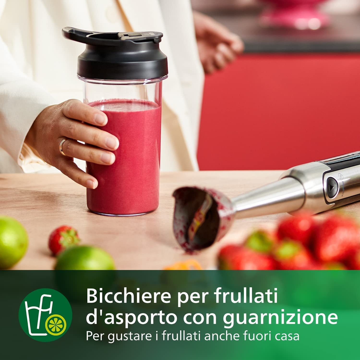 Frullatore con frullato rosso, lime e fragole. Riquadro di testo verde sotto.