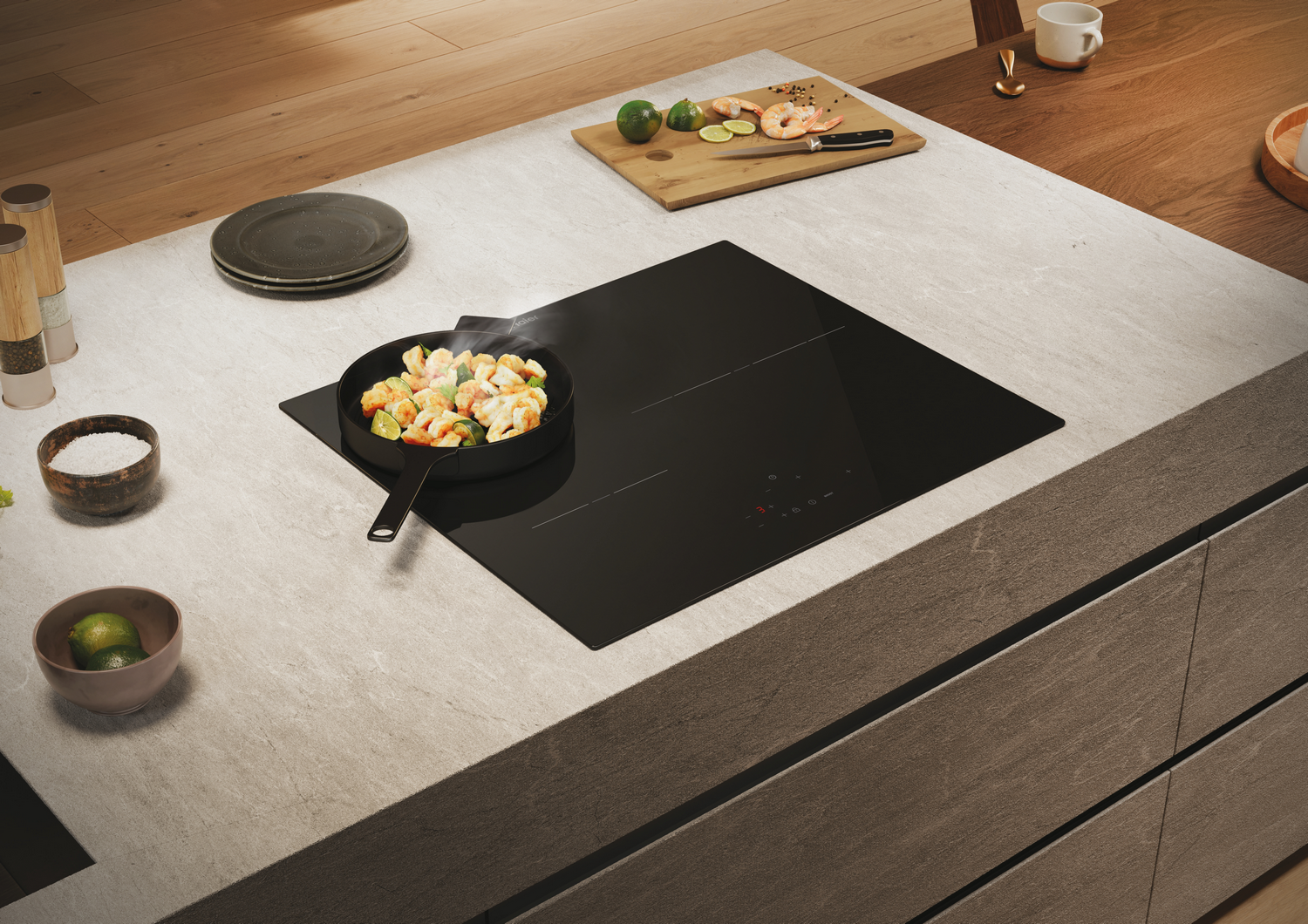 Placa de cocina negra con comida en una sartén, sobre encimera gris claro.