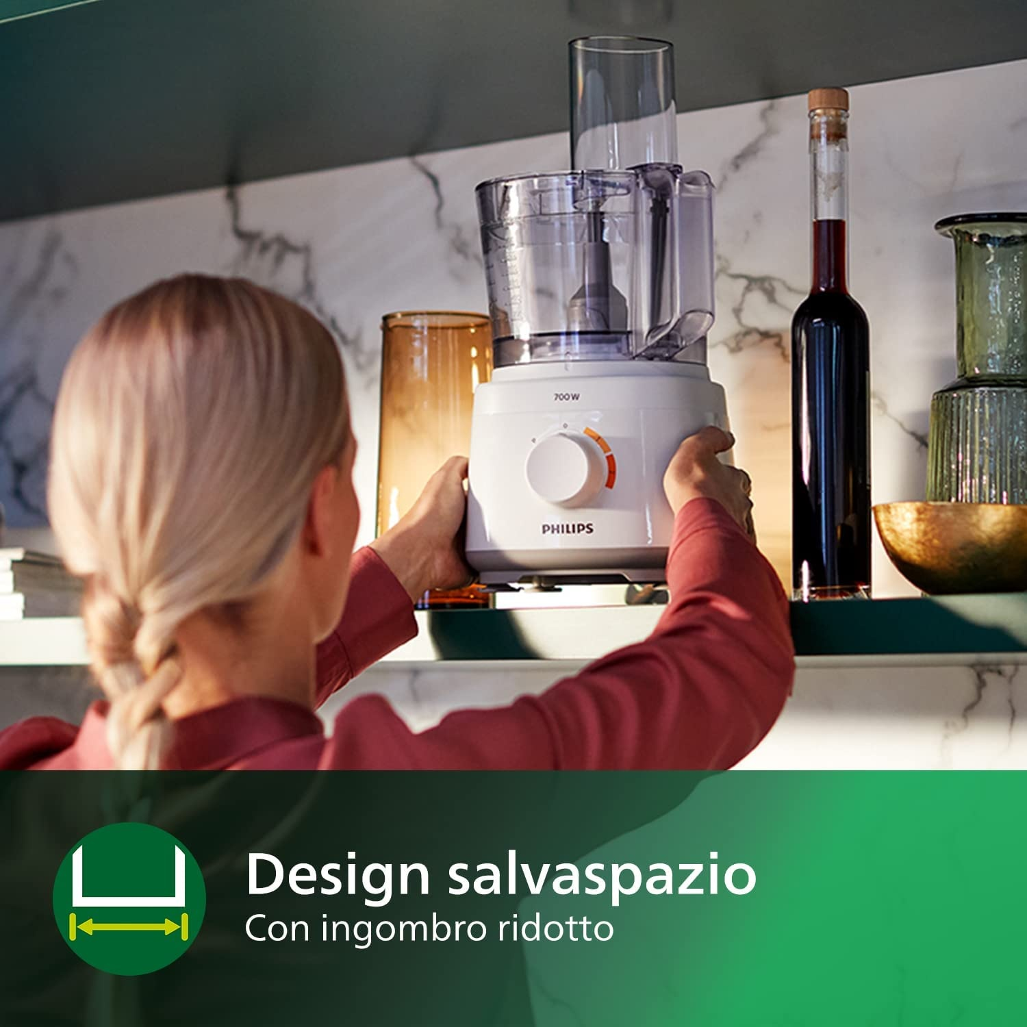 Donna con un robot da cucina su uno scaffale, descrizione del prodotto.