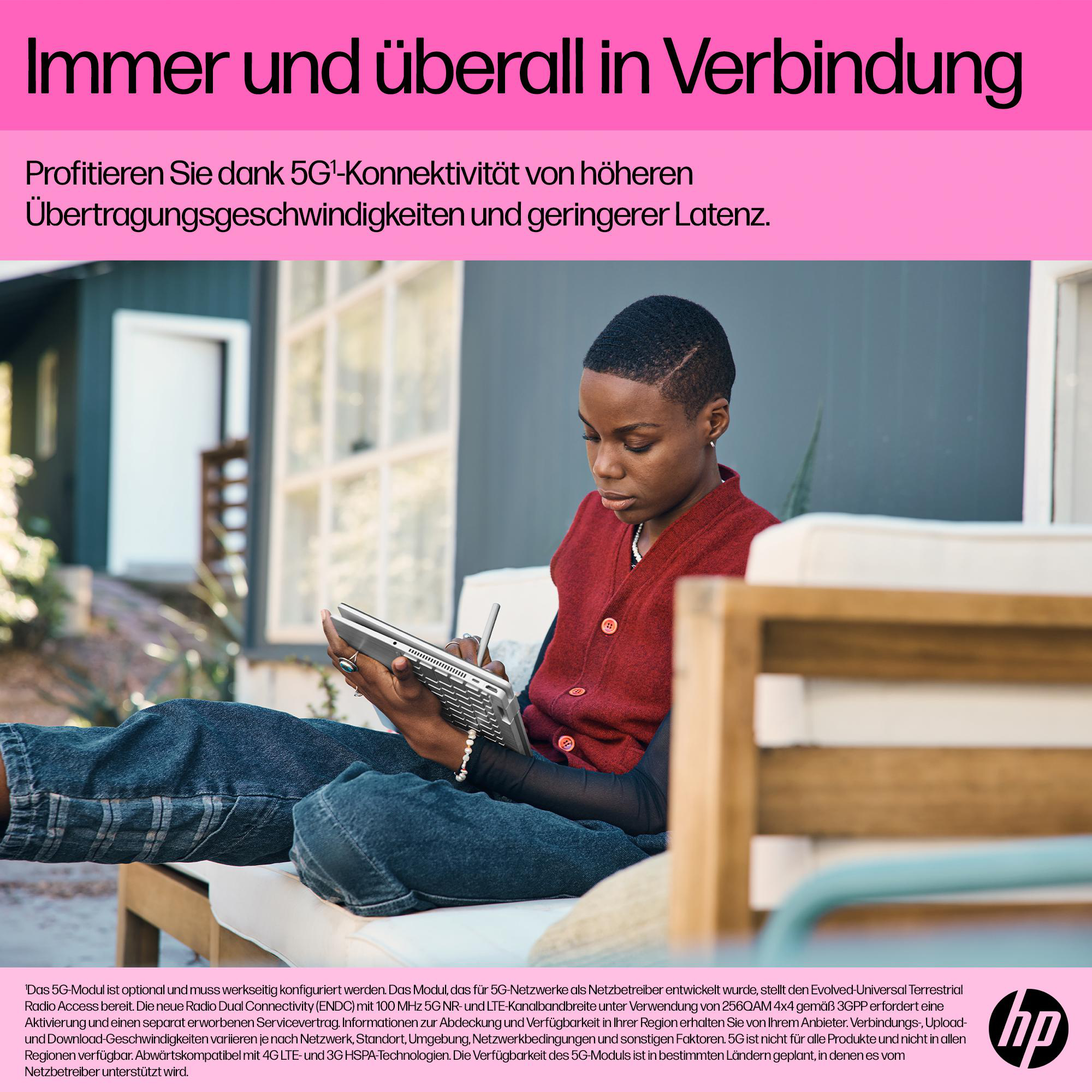 Eine Frau sitzt mit einem Tablet, in rotem Pullover und Jeans. Text auf Deutsch. HP-Logo in der Ecke.