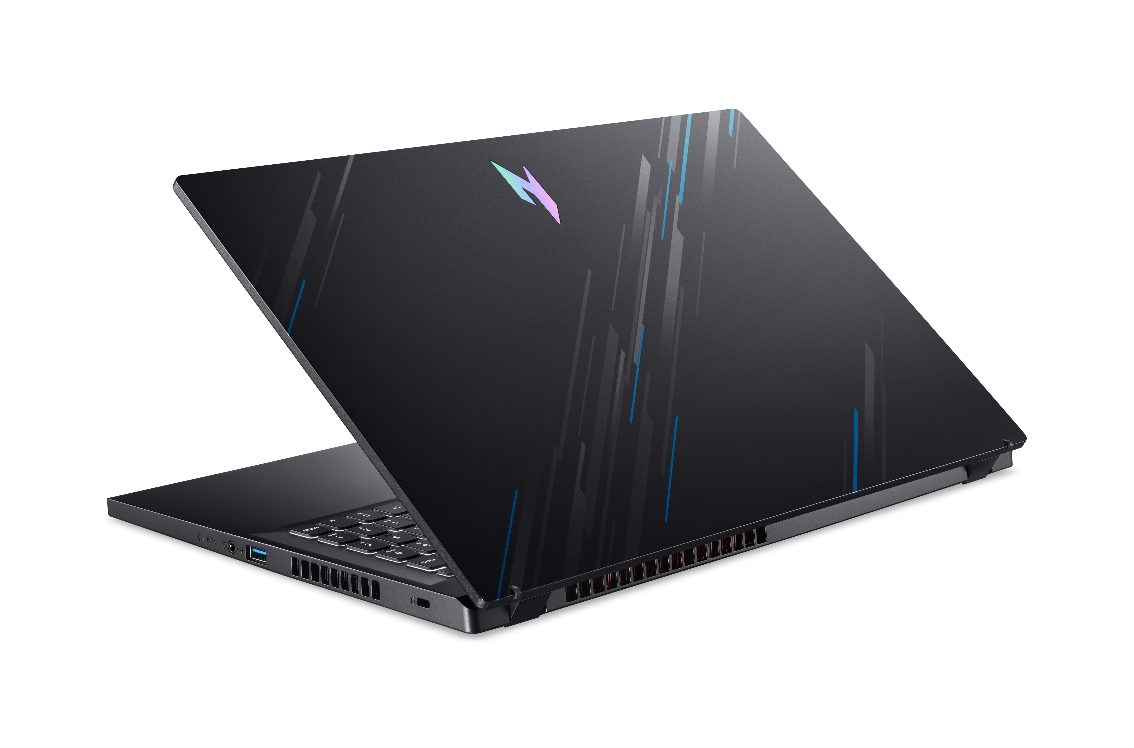 Ein schwarzer Laptop mit verziertem Deckel, teilweise geöffnet auf weißem Hintergrund.