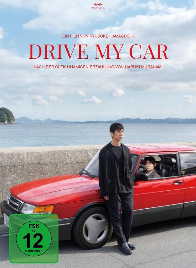 DVD-Cover von 'Drive My Car'. Mann steht an rotem Auto, eine Person im Auto, Meer im Hintergrund.