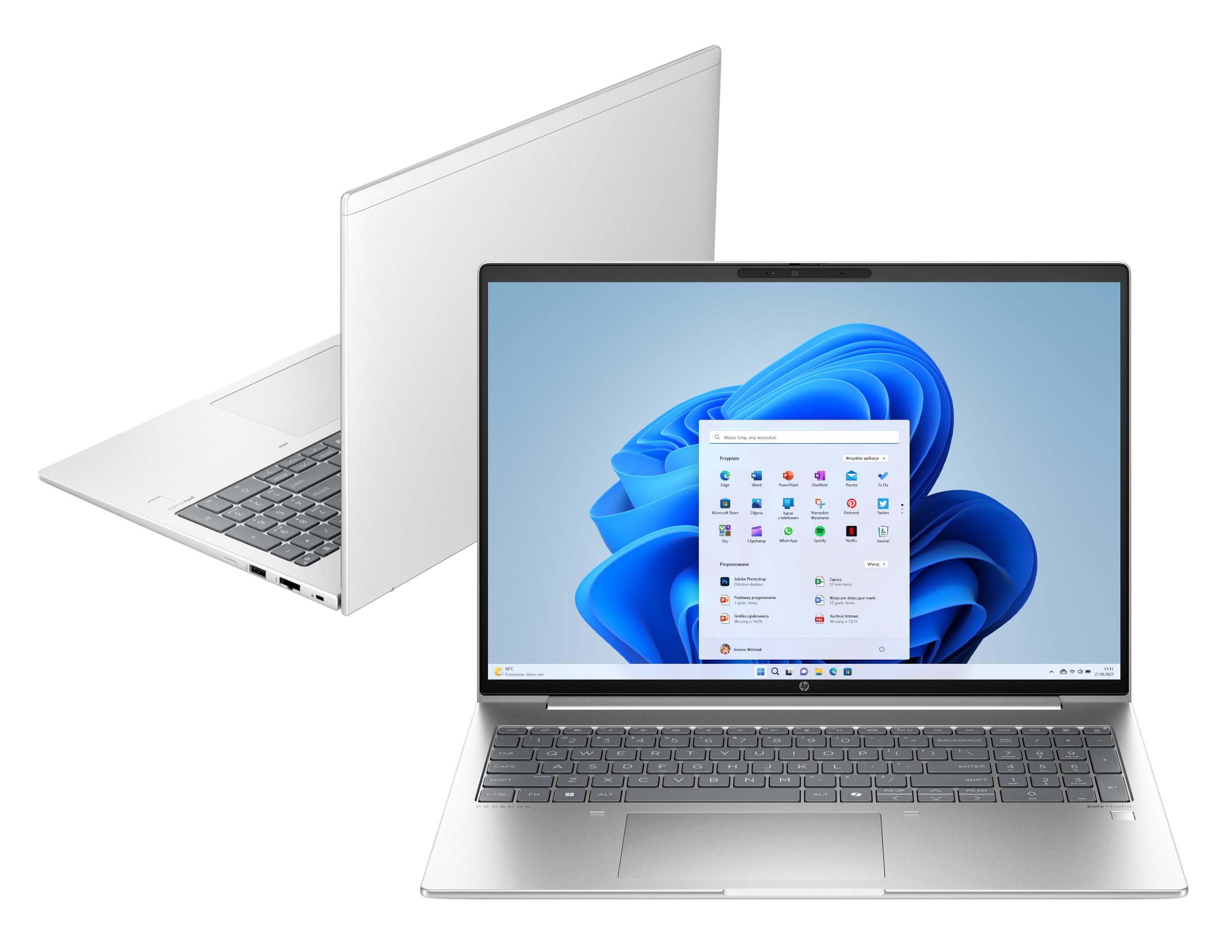 Dwa srebrne laptopy, jeden otwarty z Windows 11, drugi zamknięty. Widoczna niebieska tapeta Windows.