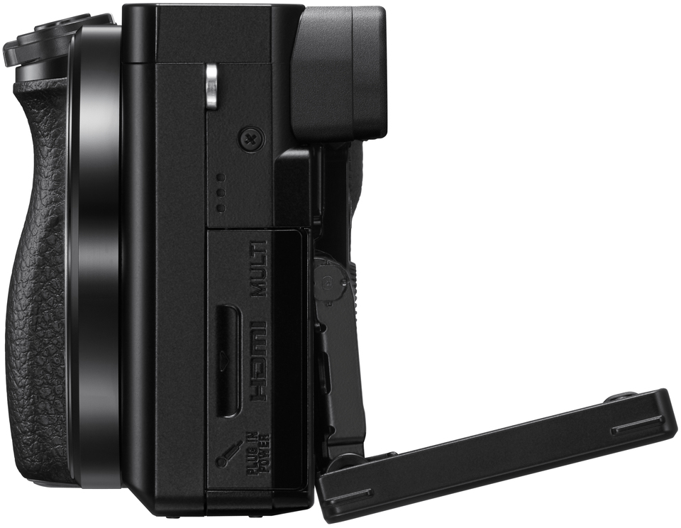 Fotocamera nera con porta aperta. La fotocamera è nera. È visibile il lato della fotocamera.