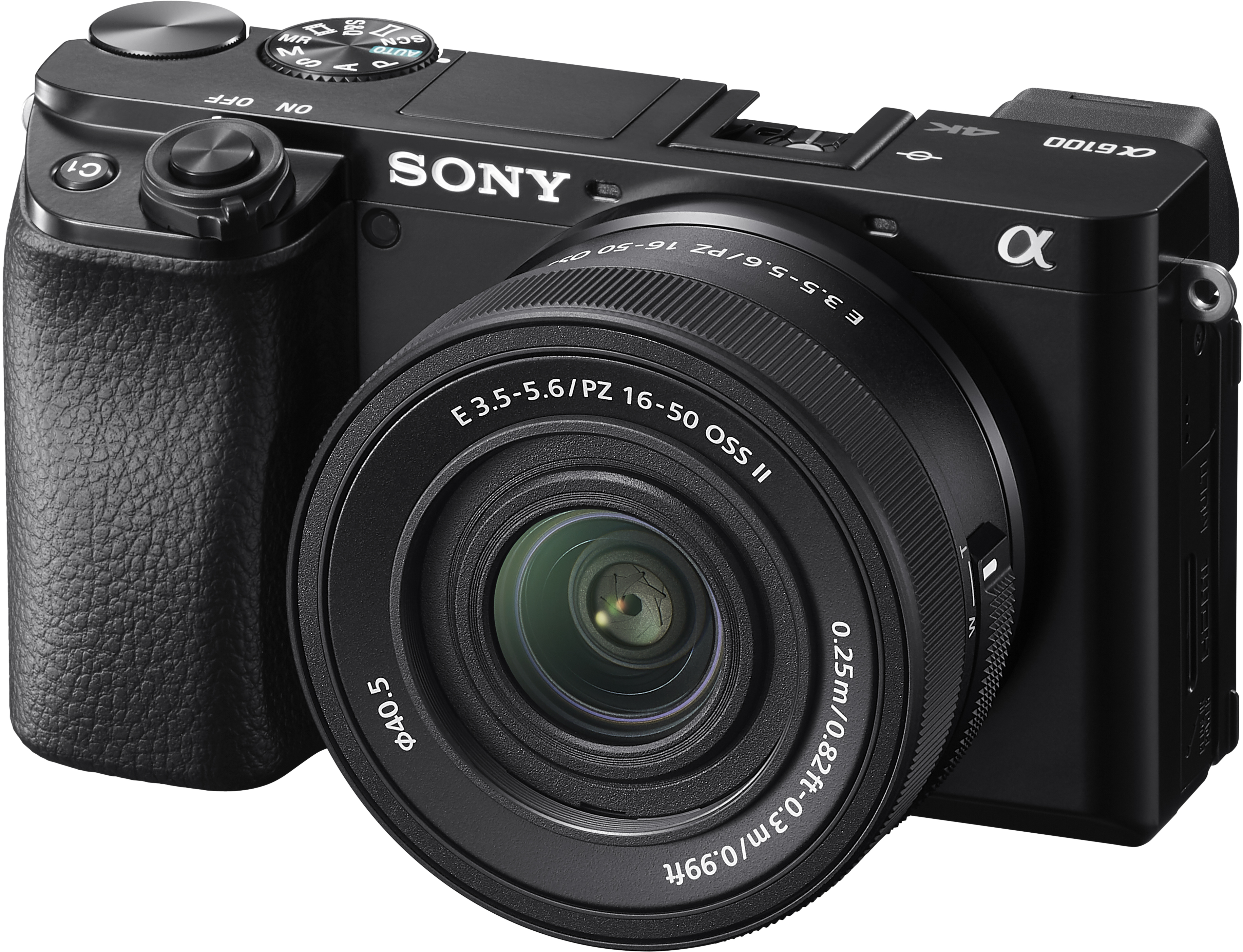 Primo piano di una fotocamera Sony nera con obiettivo. L'obiettivo è a fuoco. Sfondo bianco.