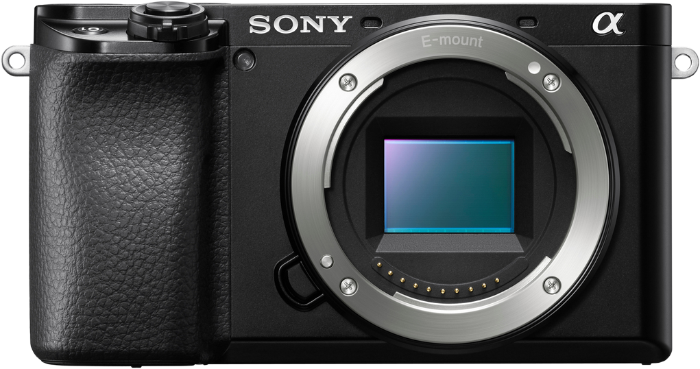 Parte anteriore della fotocamera nera con obiettivo. Sfondo bianco.