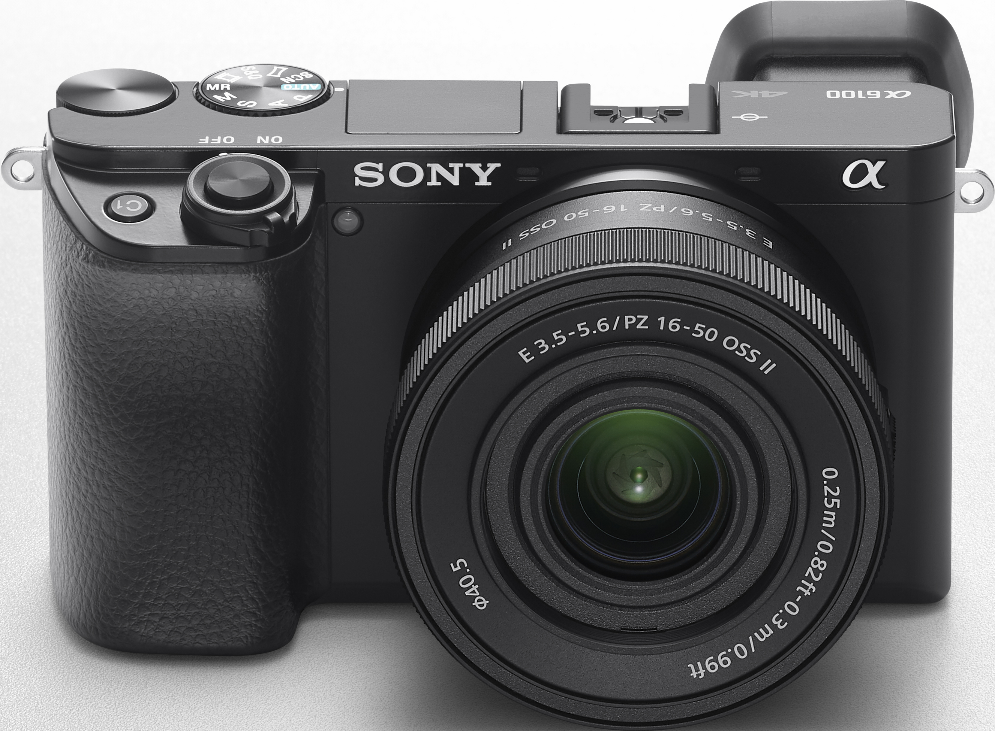 Fotocamera Sony nera con obiettivo. Pulsanti sopra. Obiettivo con vetro verde.