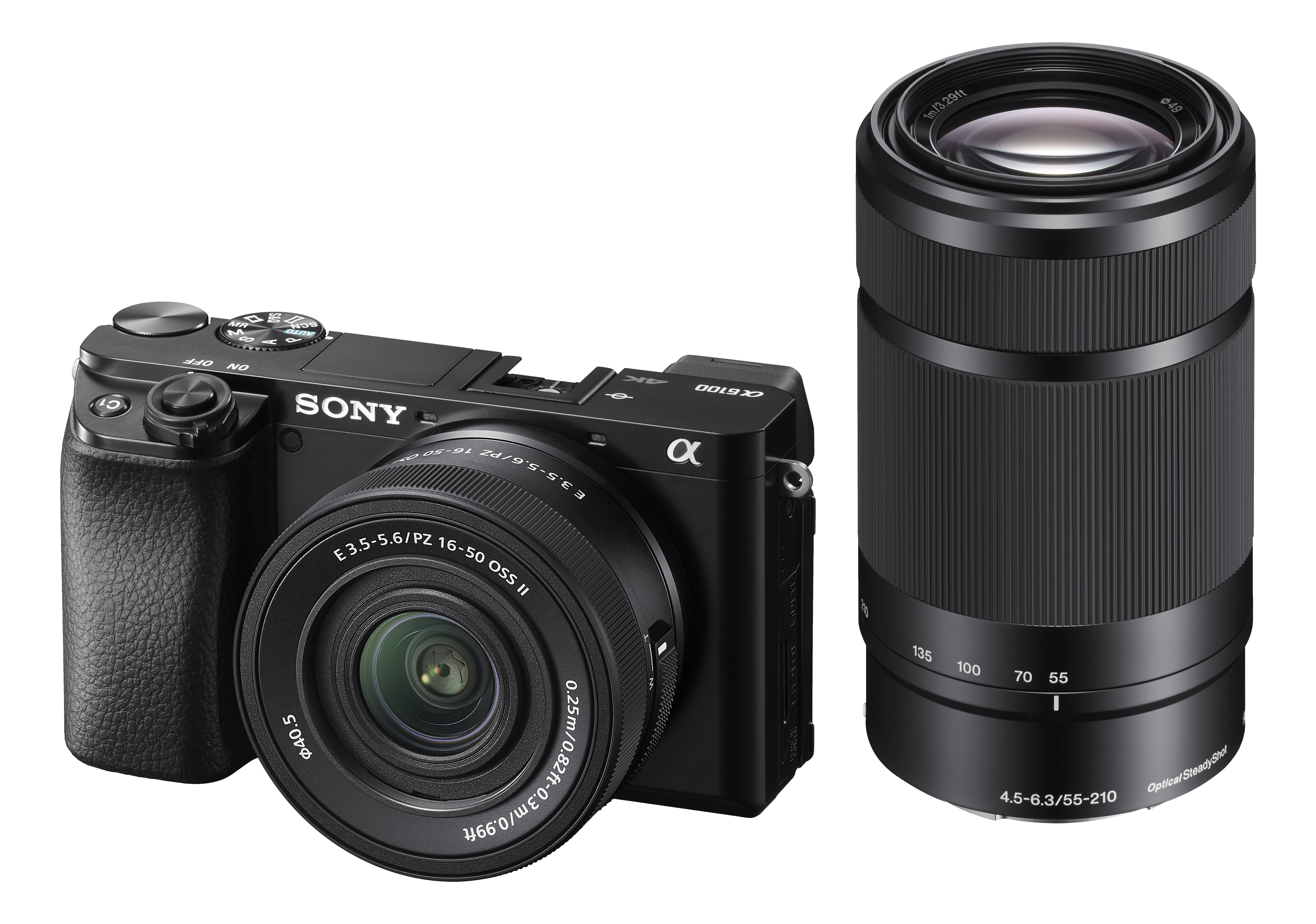 Schwarze Sony Kamera mit Objektiv. Die Kamera steht vor weißem Hintergrund.