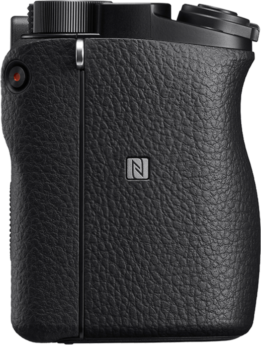 Die Rückseite einer schwarzen Kamera mit strukturierter Griff, roter Taste und 'N'-Logo. Nahaufnahme.