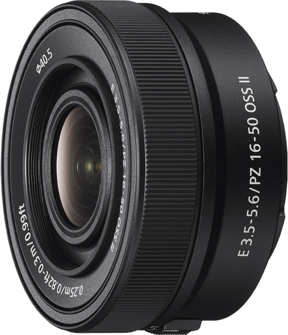 Schwarzes Kameraobjektiv mit Markierungen, schräge Ansicht, vor weißem Hintergrund.