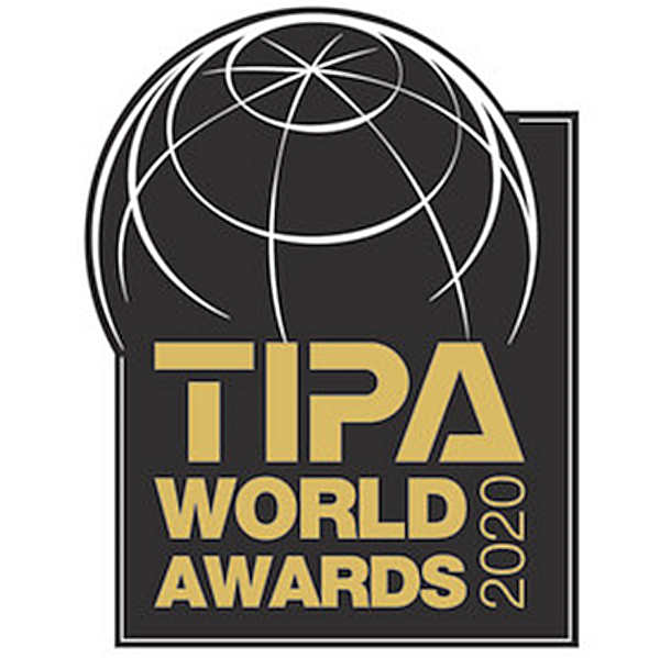TIPA World Awards 2020 Logo mit Globus-Design und Text. Gold- und Schwarzfarben.